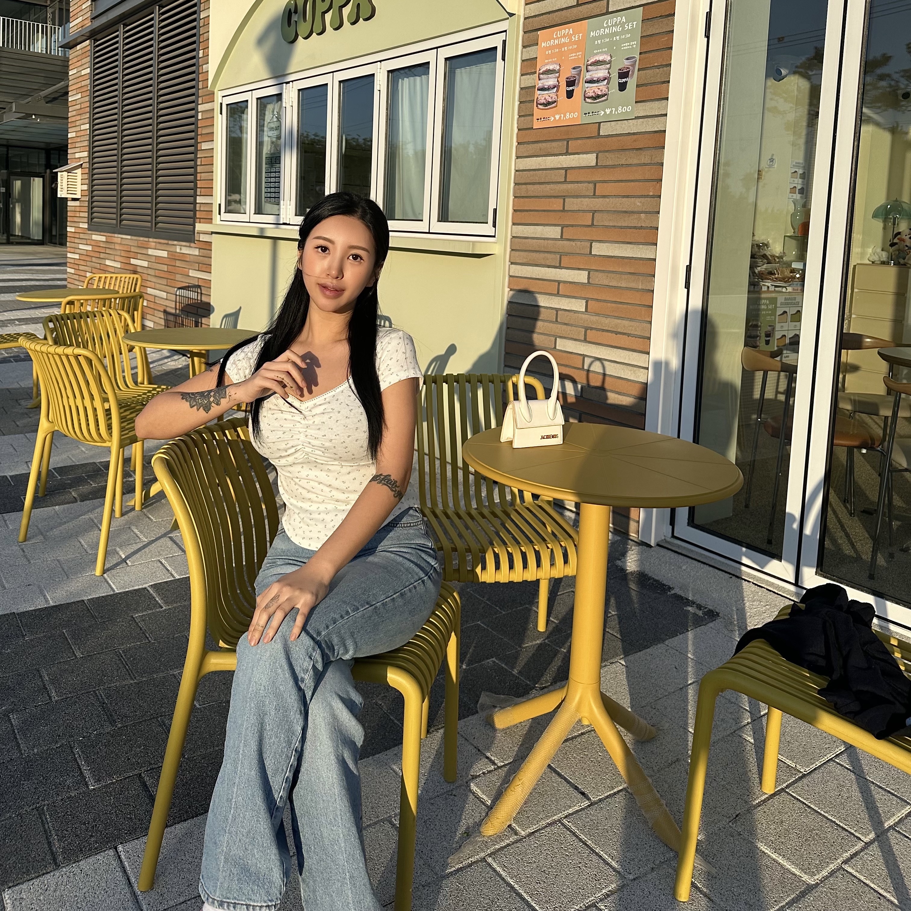 Jacquemus Le Chiquito Moyen Leather Handag White, (W) Adidas Gazelle Indoor Bliss Pink 착용 스타일 - 1