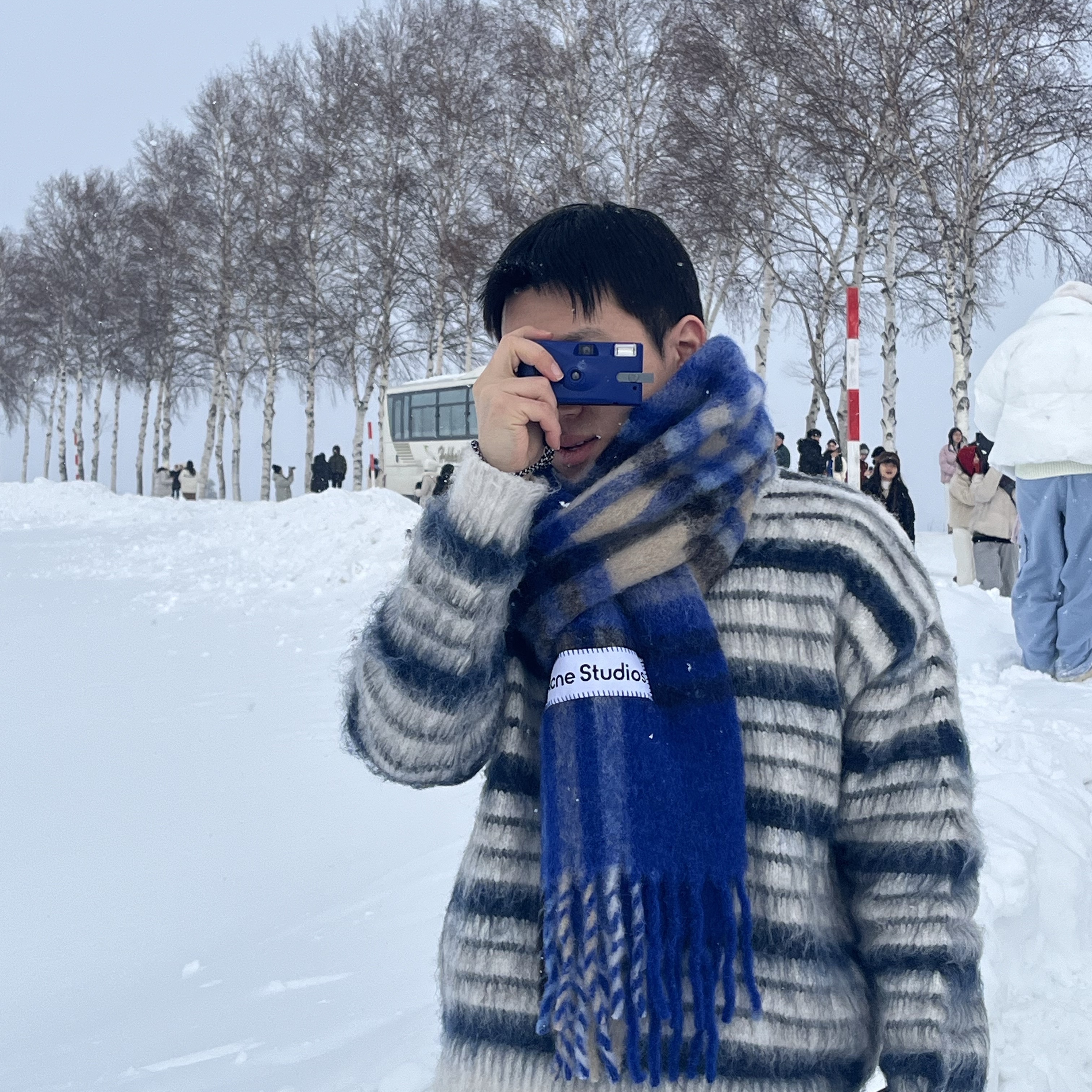 Acne Studios Mohair Tartan Muffler Electric Blue Beige 착용 스타일