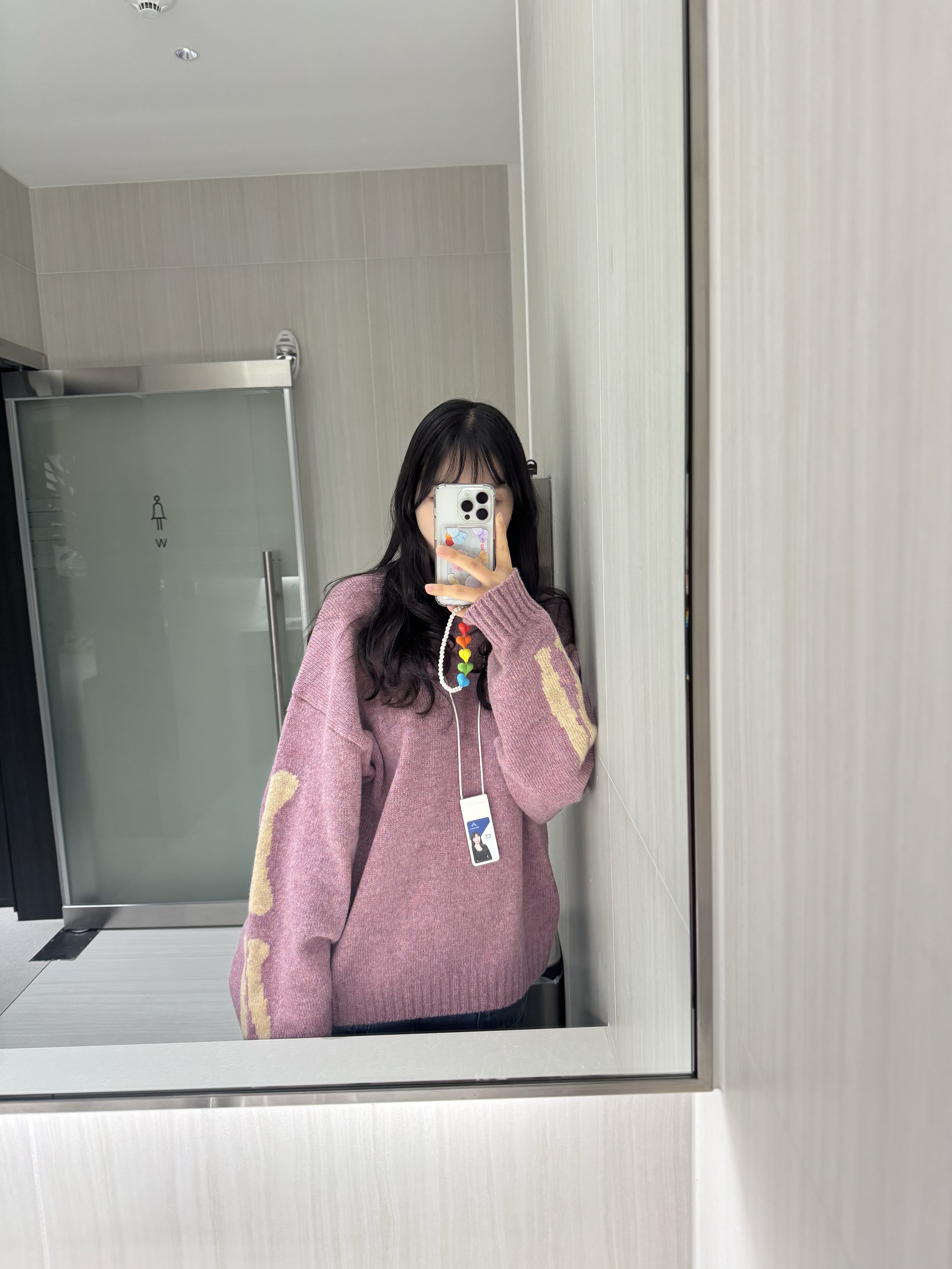 Kapital 5G Wool Bone Crewneck Sweater Light Purple, Saint Laurent Black Monogram Niki Large Bag with Silver Chain Strap in Crinkled Vintage Leather Black 착용 스타일 - 3