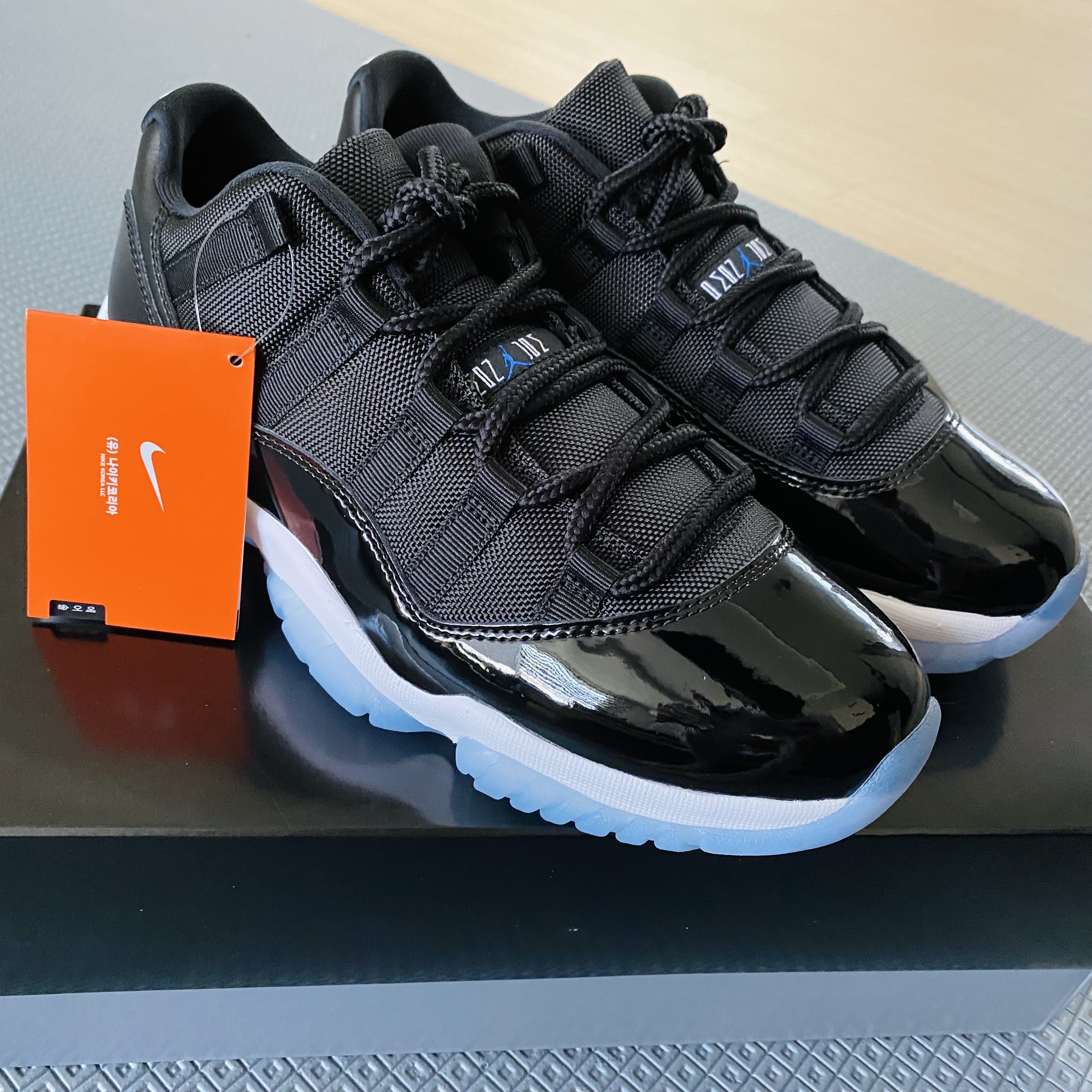 Jordan 11 Retro Low Black and Varsity Royal 착용 스타일