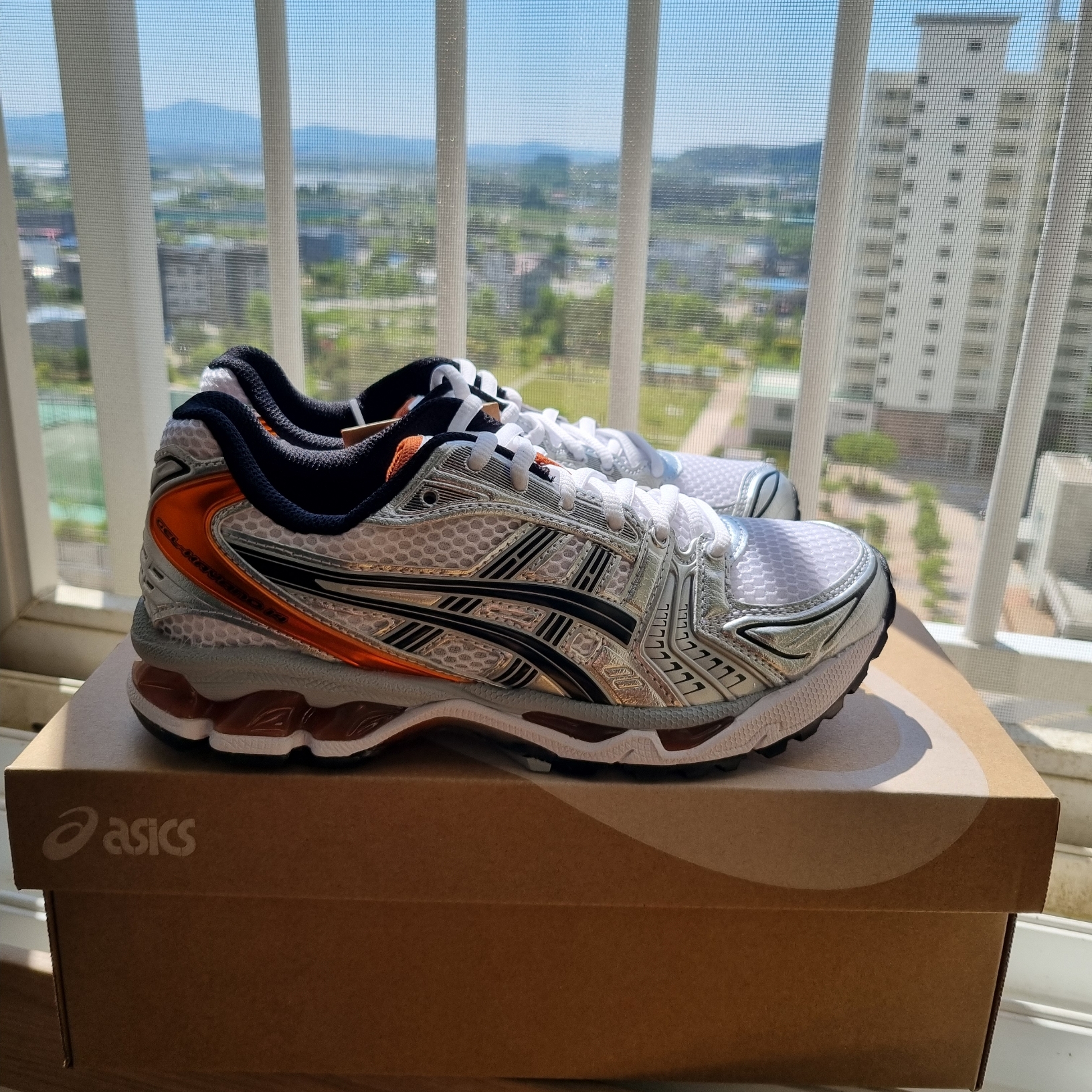 Asics Gel-Kayano 14 White Piquant Orange 착용 스타일 - 2