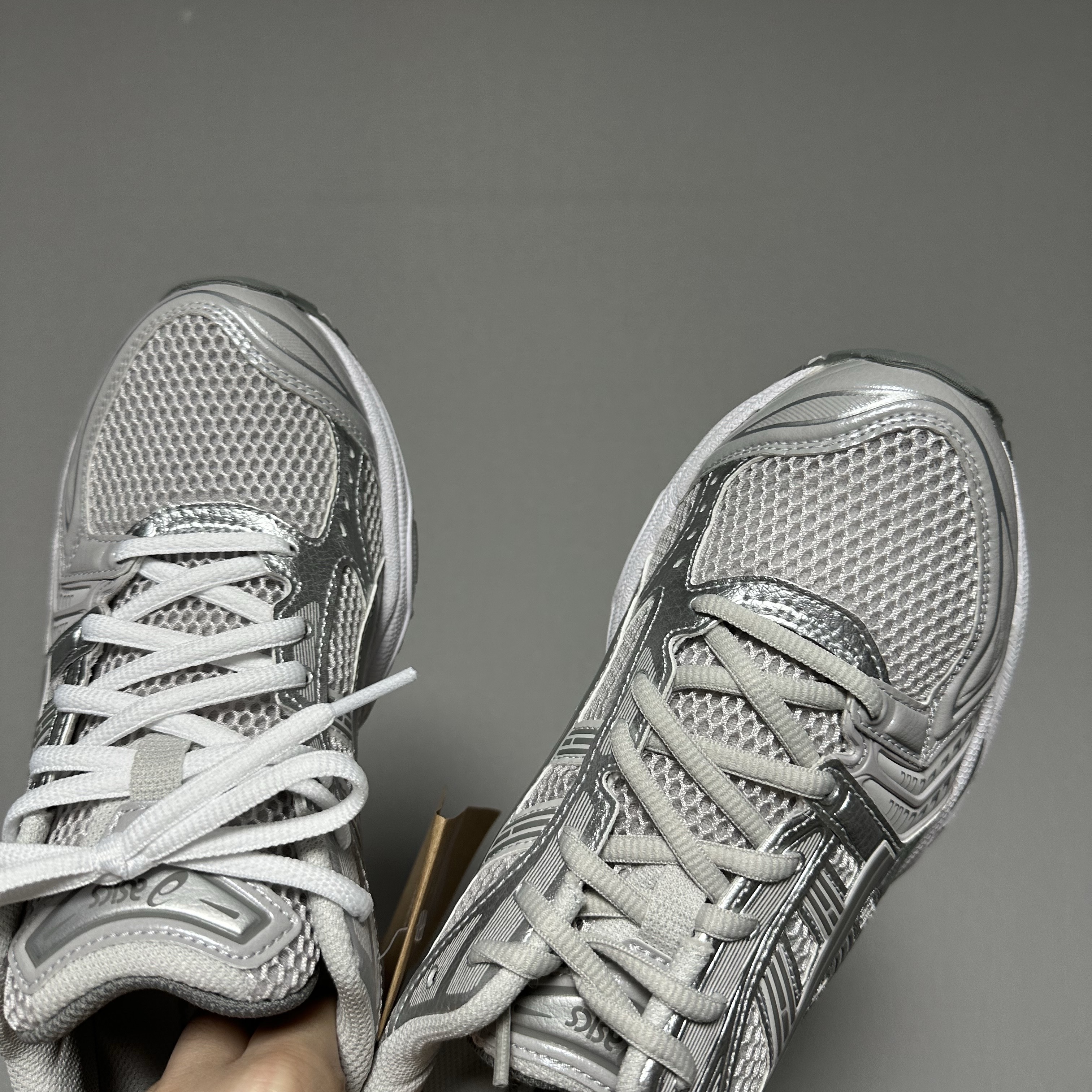 (W) Asics Gel-Kayano 14 Cloud Grey Clay Grey 착용 스타일 - 2