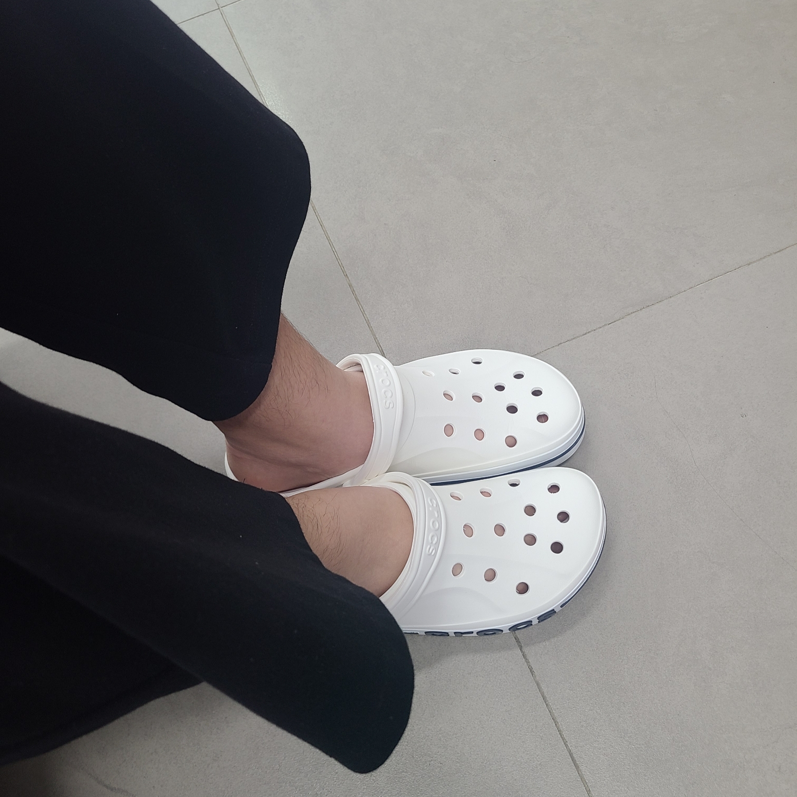Crocs Bayaband Clog White Navy 착용 스타일