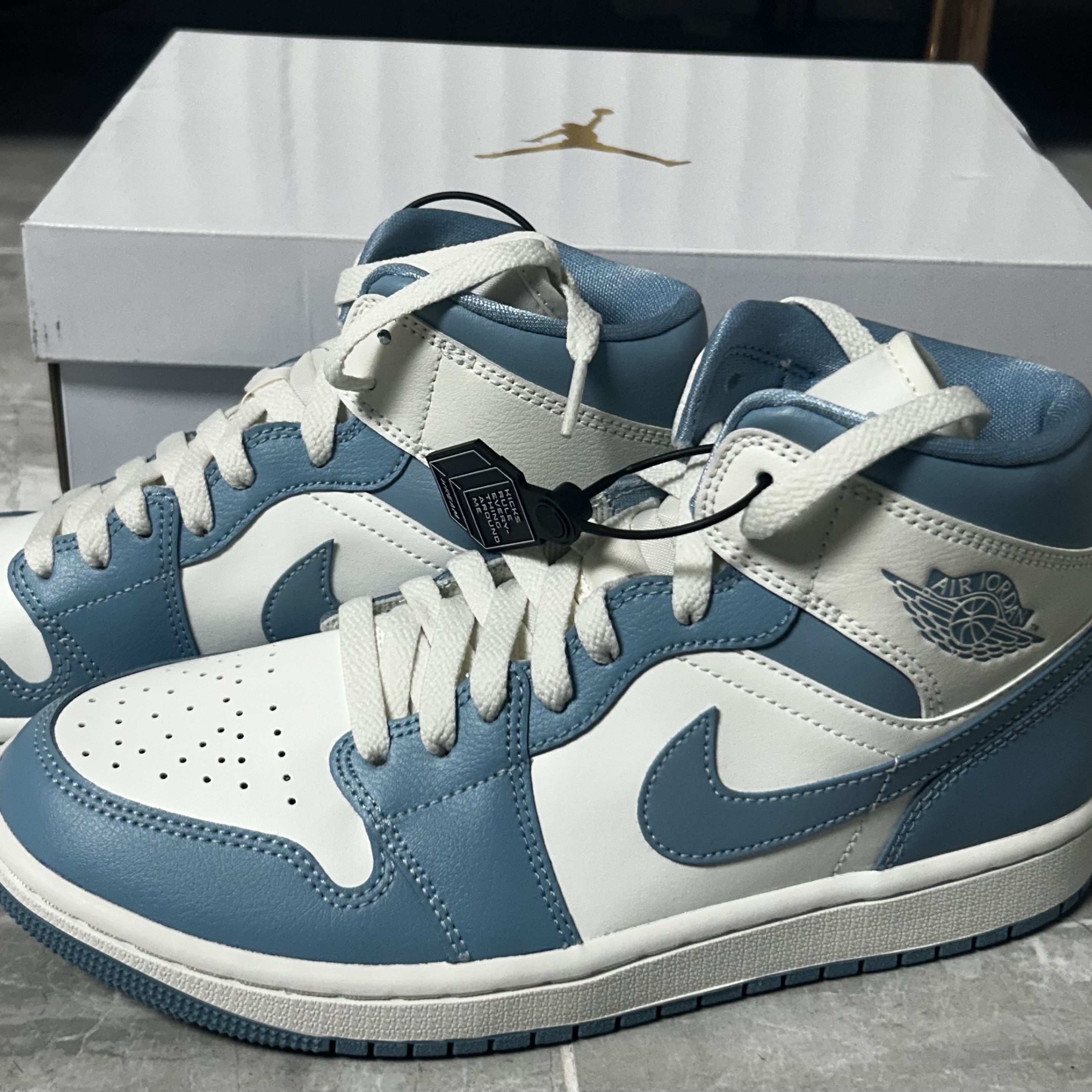 (W) Jordan 1 Mid Sail and Worn Blue 착용 스타일