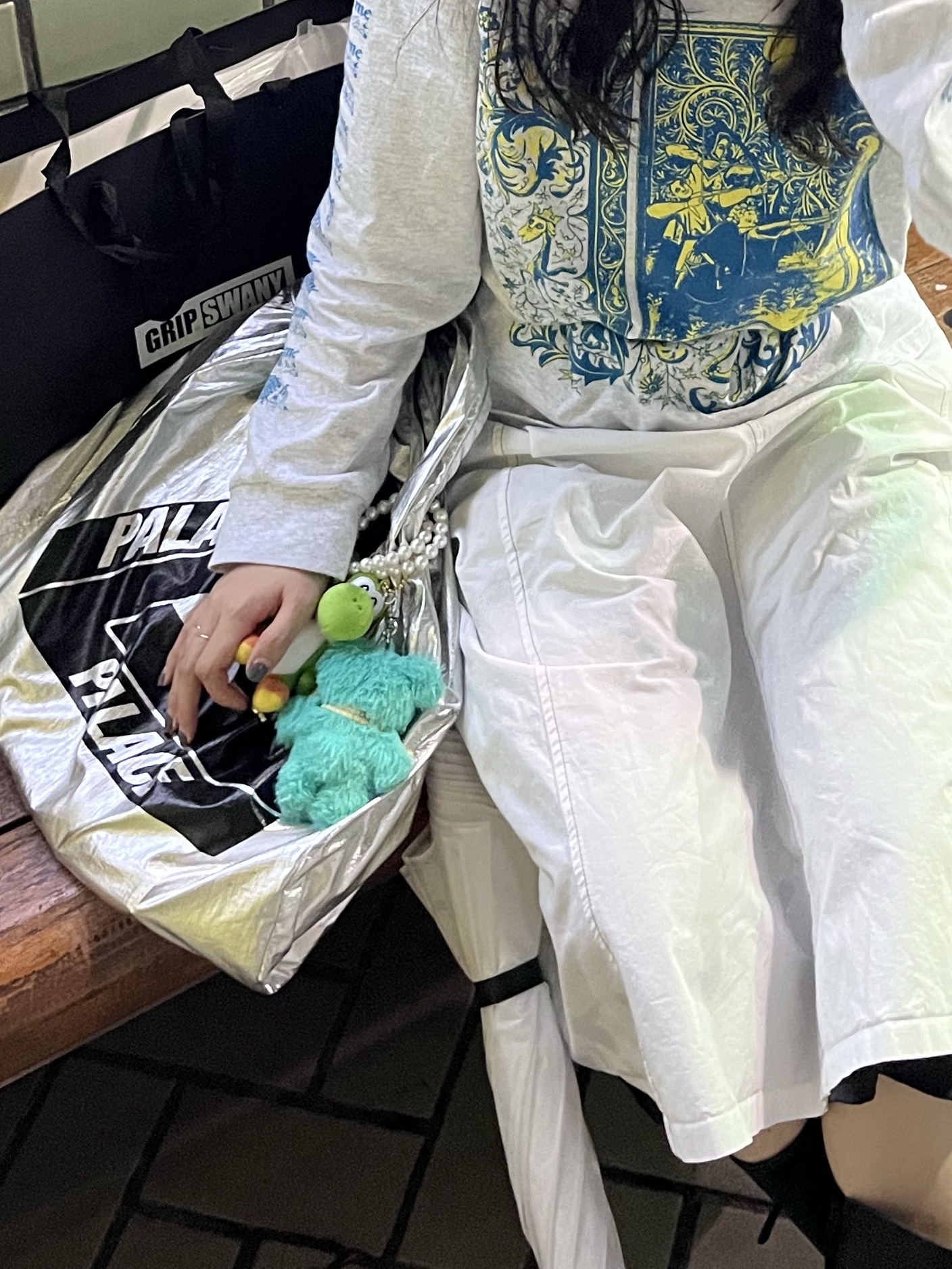 Supreme Saint Sebastian LS T-Shirt Ash Grey - 24SS, Palace Palace Shop Reusable Bag Silver - 22FW 착용 스타일 - 3