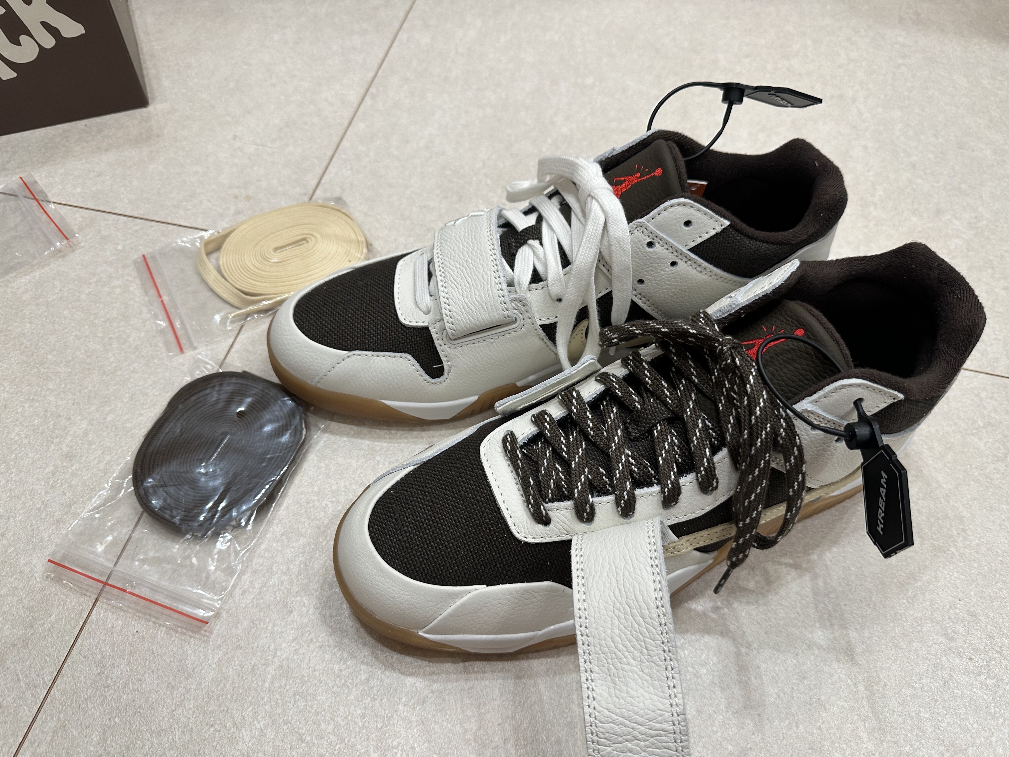 Jordan x Travis Scott Jumpman Jack TR Sail and Dark Mocha, Jordan x Travis Scott T-Shirts Black (DZ5514-011) 착용 스타일 - 4