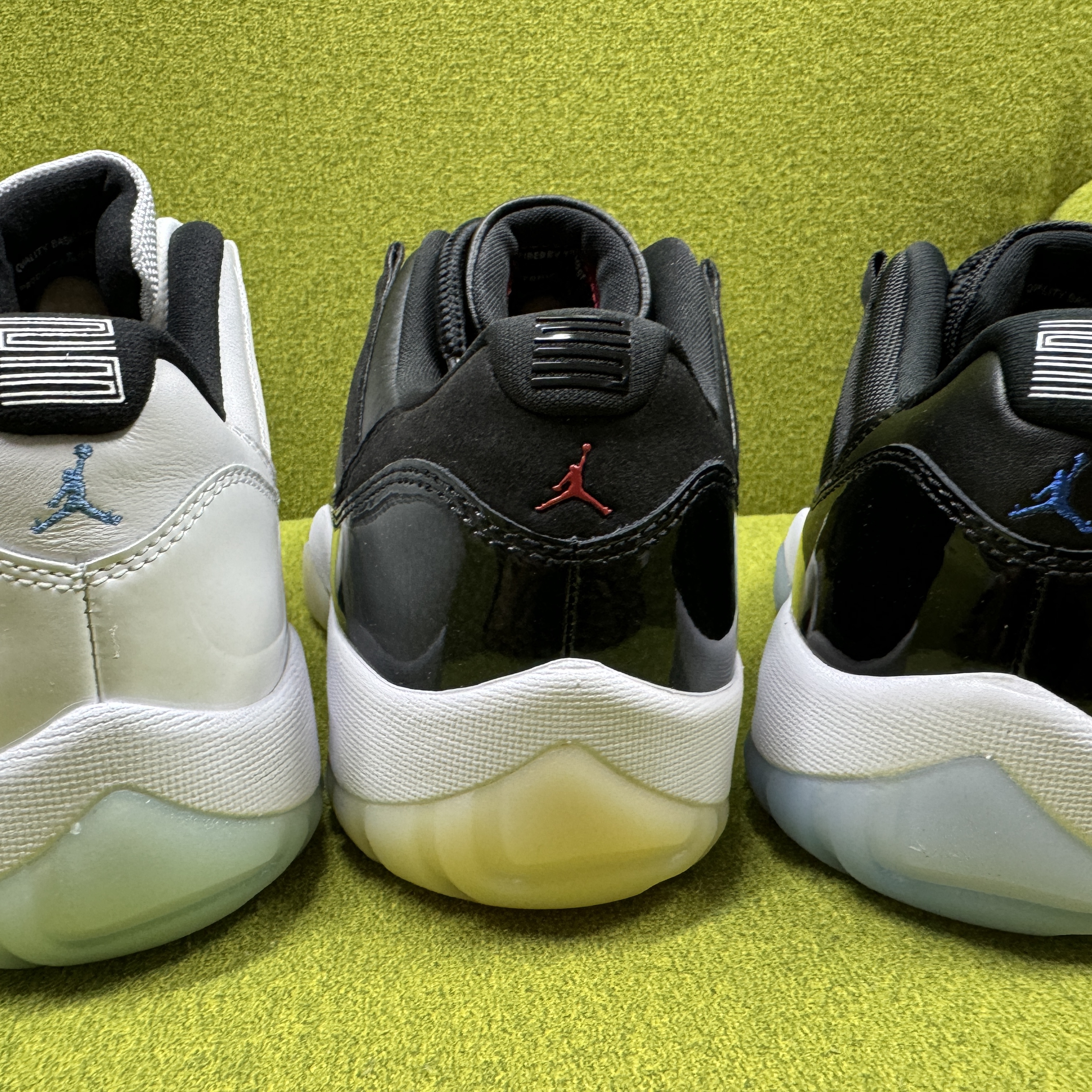 Jordan 11 Retro Low Black and Varsity Royal 착용 스타일 - 3