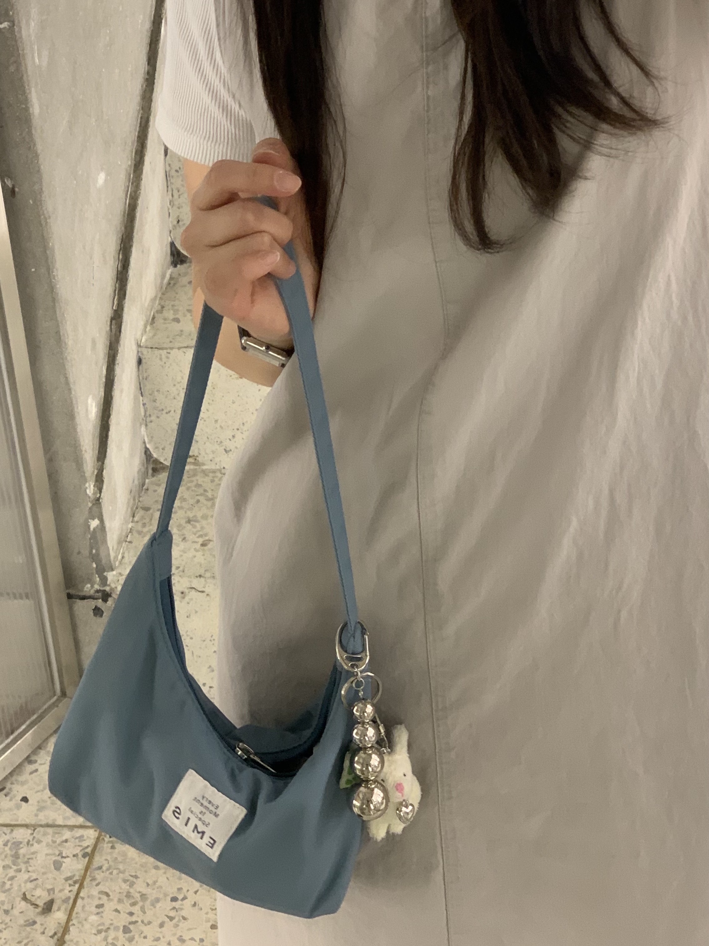 Emis Emis Hobo Bag Blue 착용 스타일