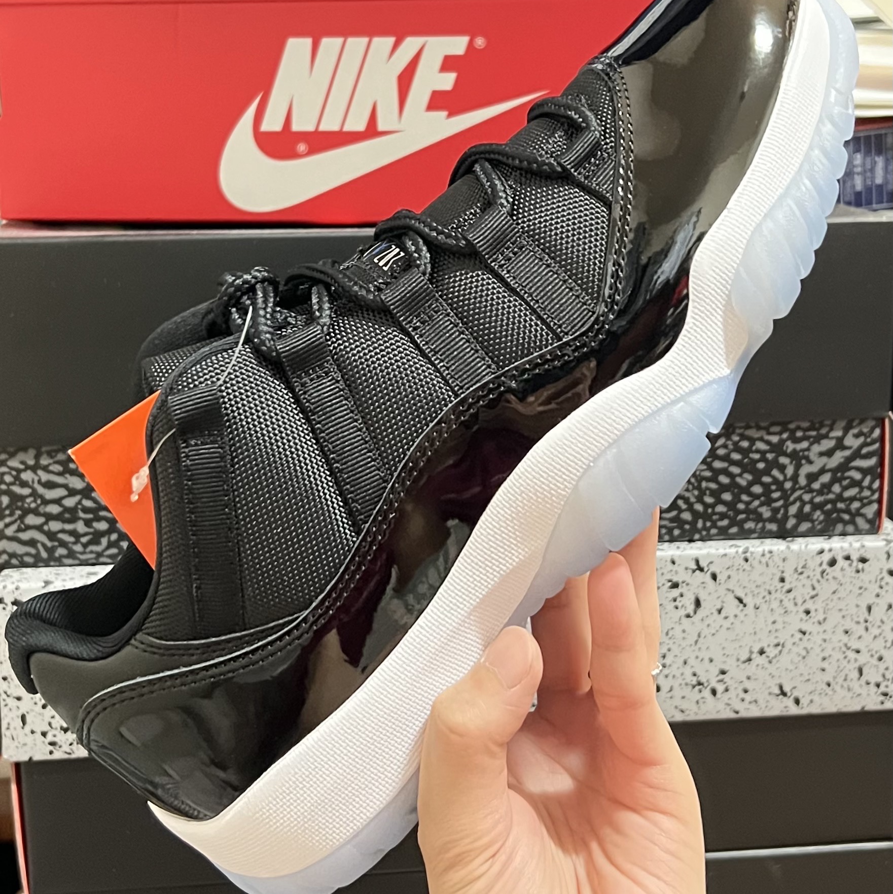 Jordan 11 Retro Low Black and Varsity Royal 착용 스타일