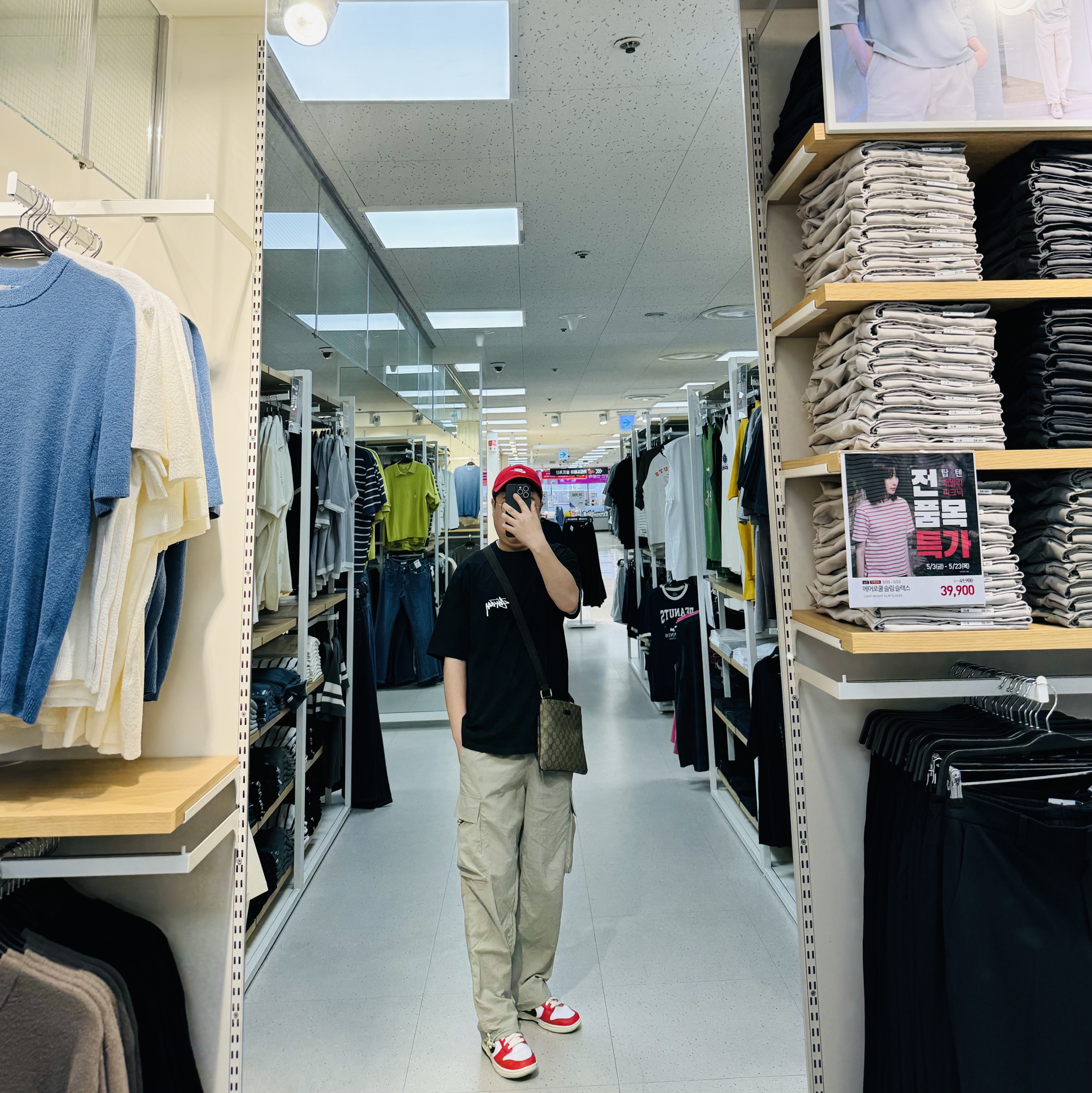 Nike Heritage 86 Futura Washed Cap University Red, Stussy Withered Flower T-Shirt Black 착용 스타일 - 1
