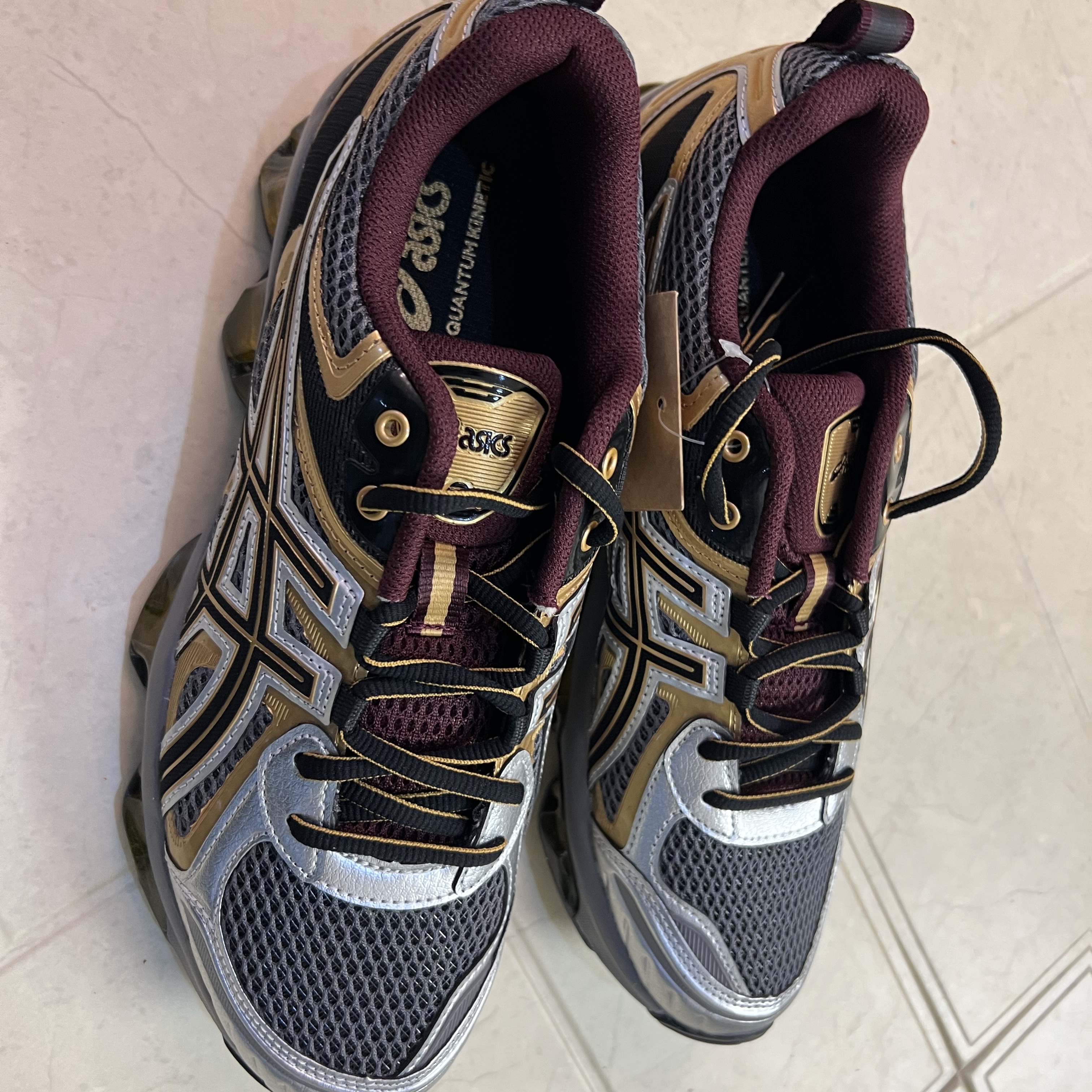 Asics Gel-Quantum Kinetic Carbon Pure Gold 착용 스타일 - 5