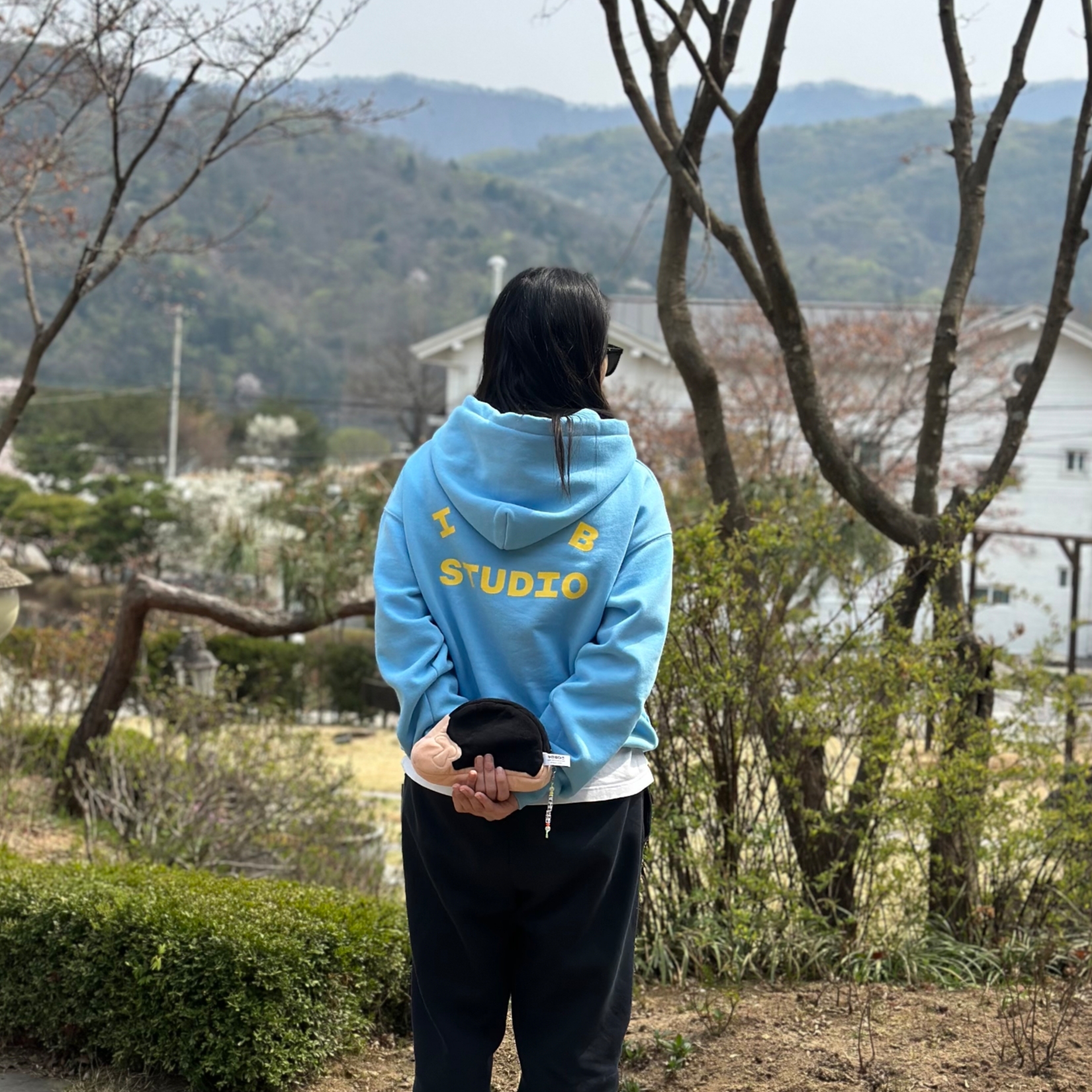 IAB Studio Hoodie Sky Blue Lemon 착용 스타일