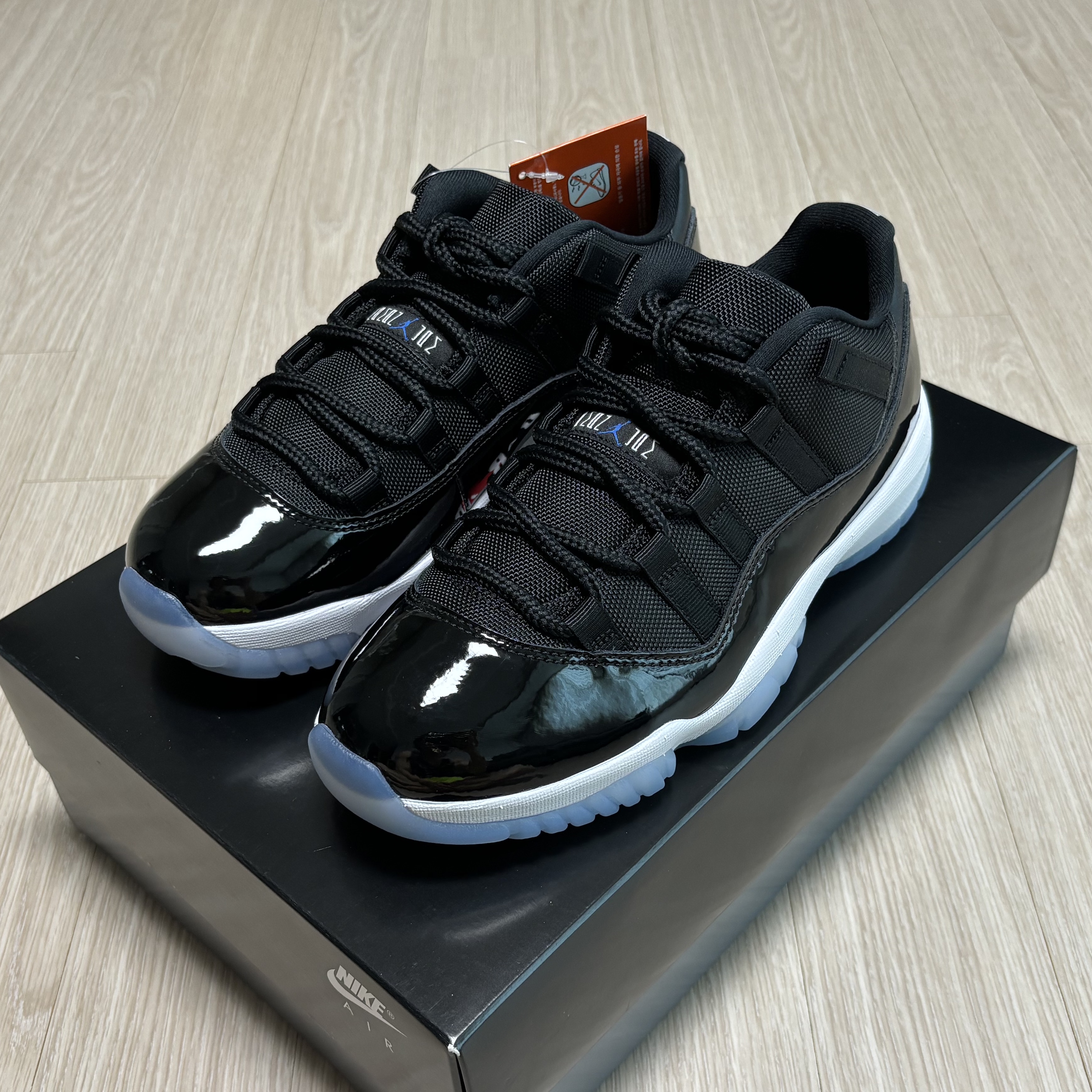 Jordan 11 Retro Low Black and Varsity Royal 착용 스타일 - 1