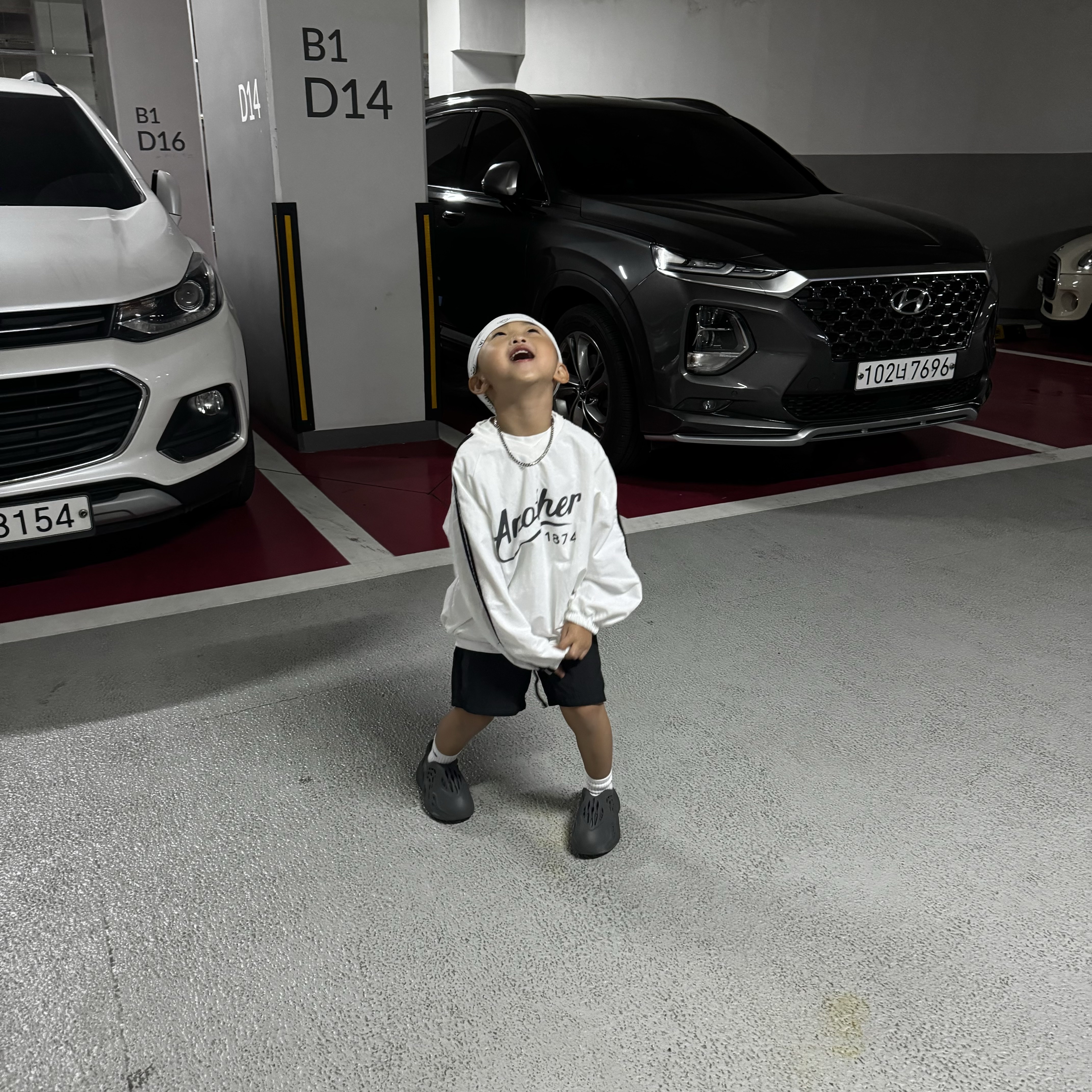 (Kids) Adidas Yeezy Foam RNNR Carbon 착용 스타일 - 1