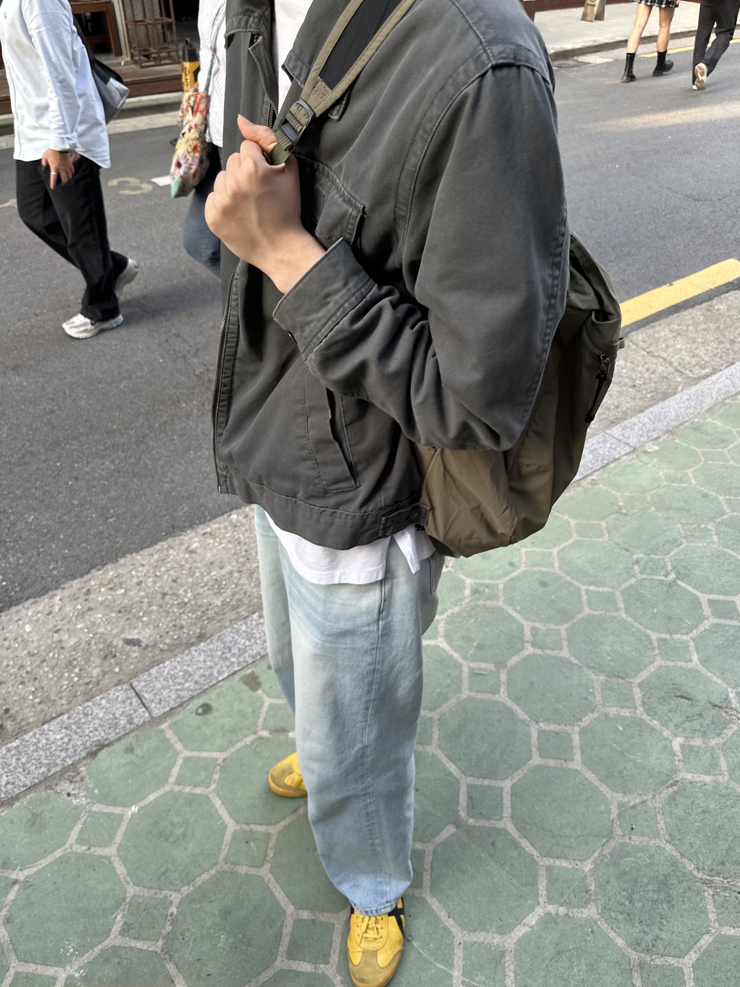 Onitsuka Tiger Mexico 66 Yellow Black 착용 스타일 - 1