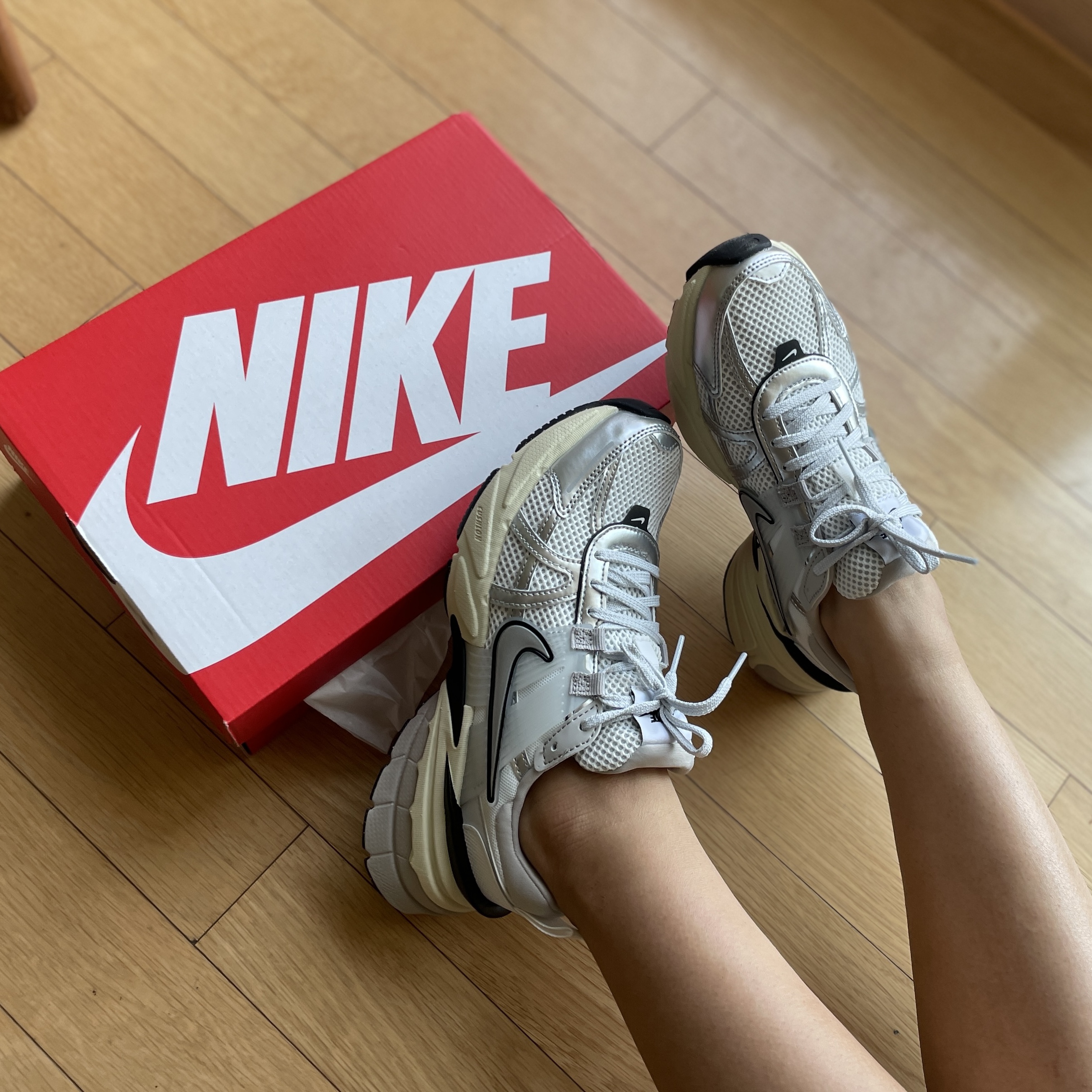 Nike V2K Run Summit White Metallic Silver 착용 스타일