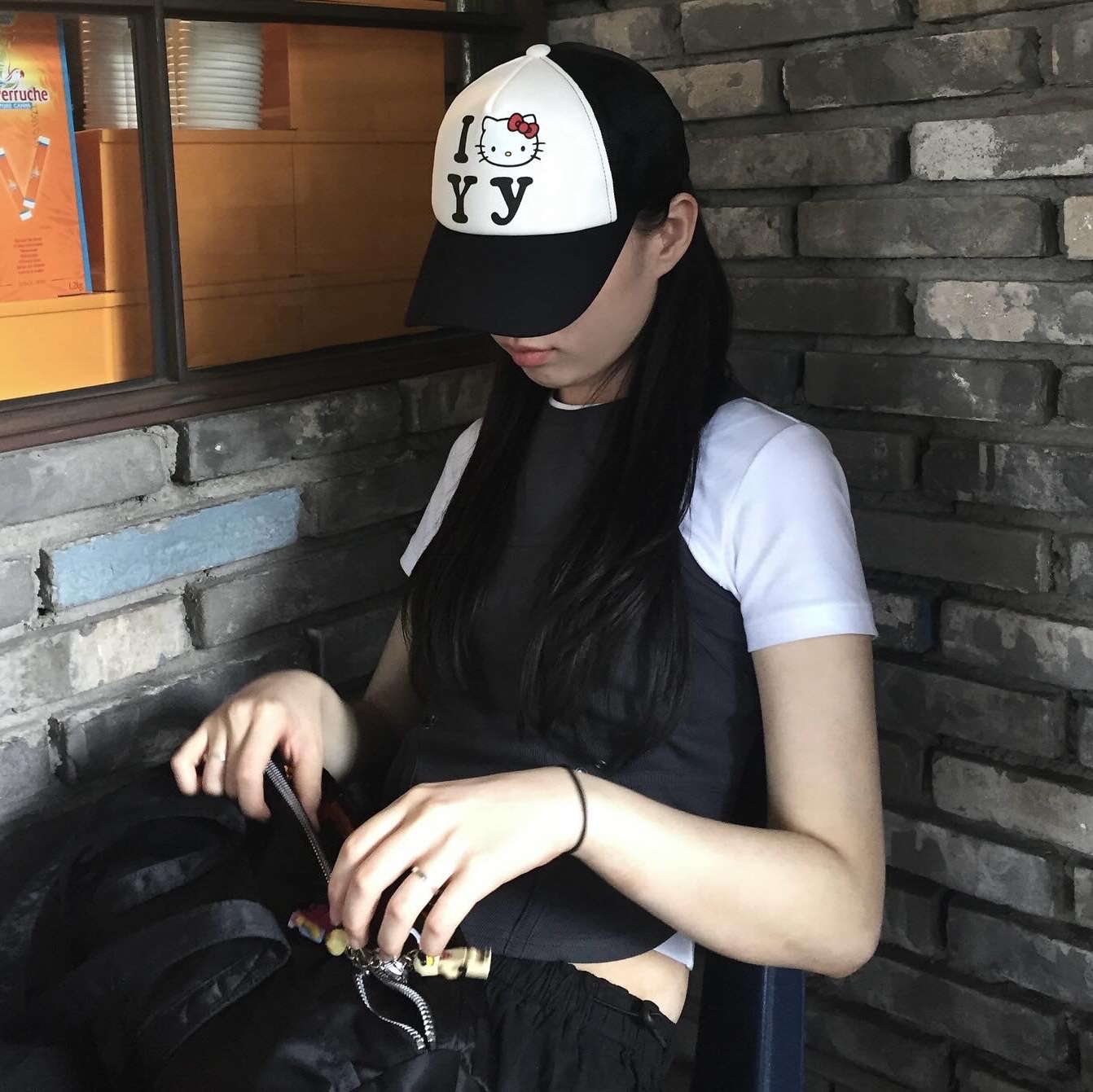 Open Yy x Hello Kitty Trucker Cap Black 착용 스타일 - 3