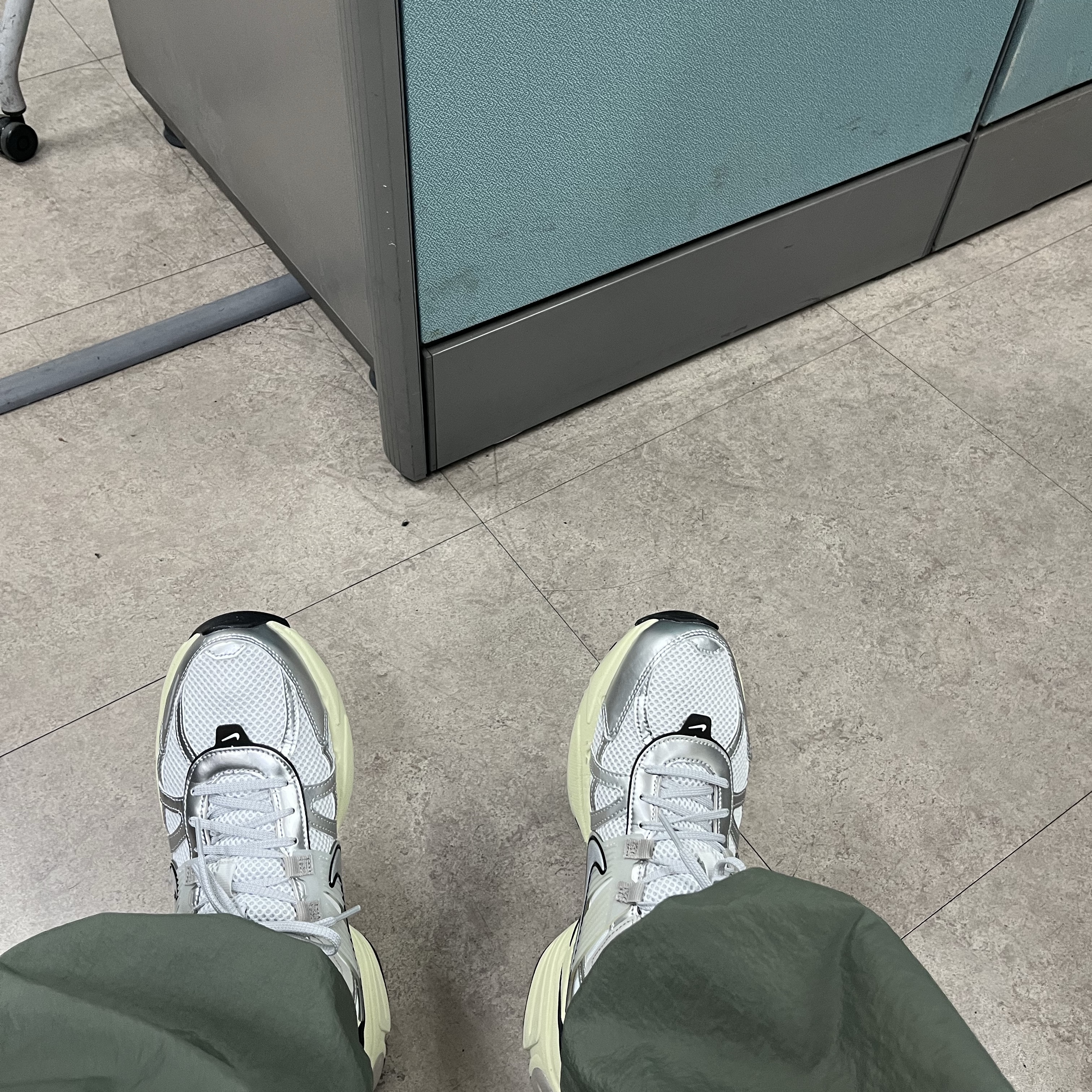 Nike V2K Run Pure Platinum Light Iron Ore 착용 스타일