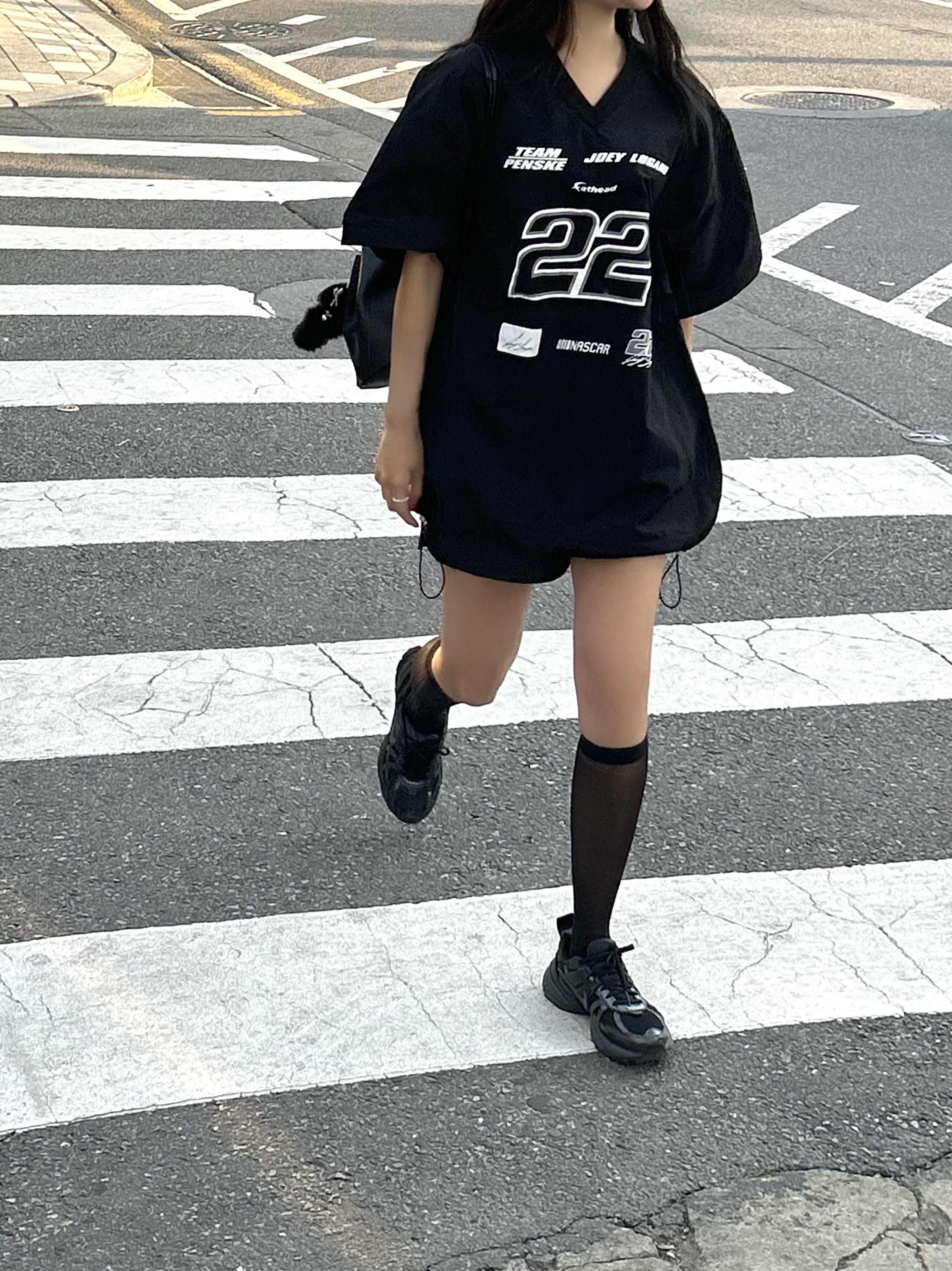 Nike V2K Run Black Anthracite 착용 스타일 - 1