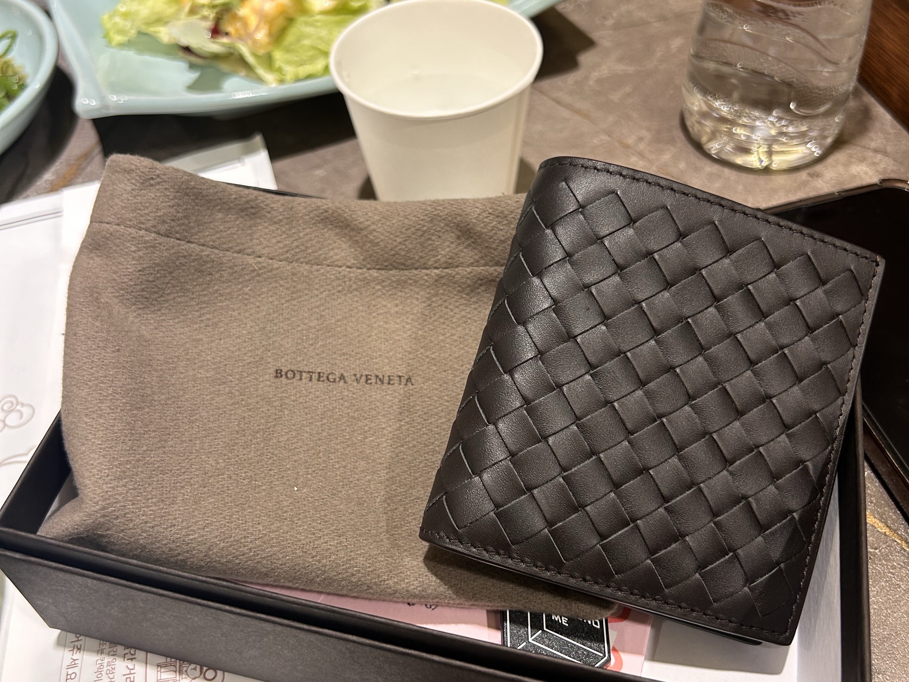 Bottega Veneta Bi-Fold Wallet Brown 착용 스타일