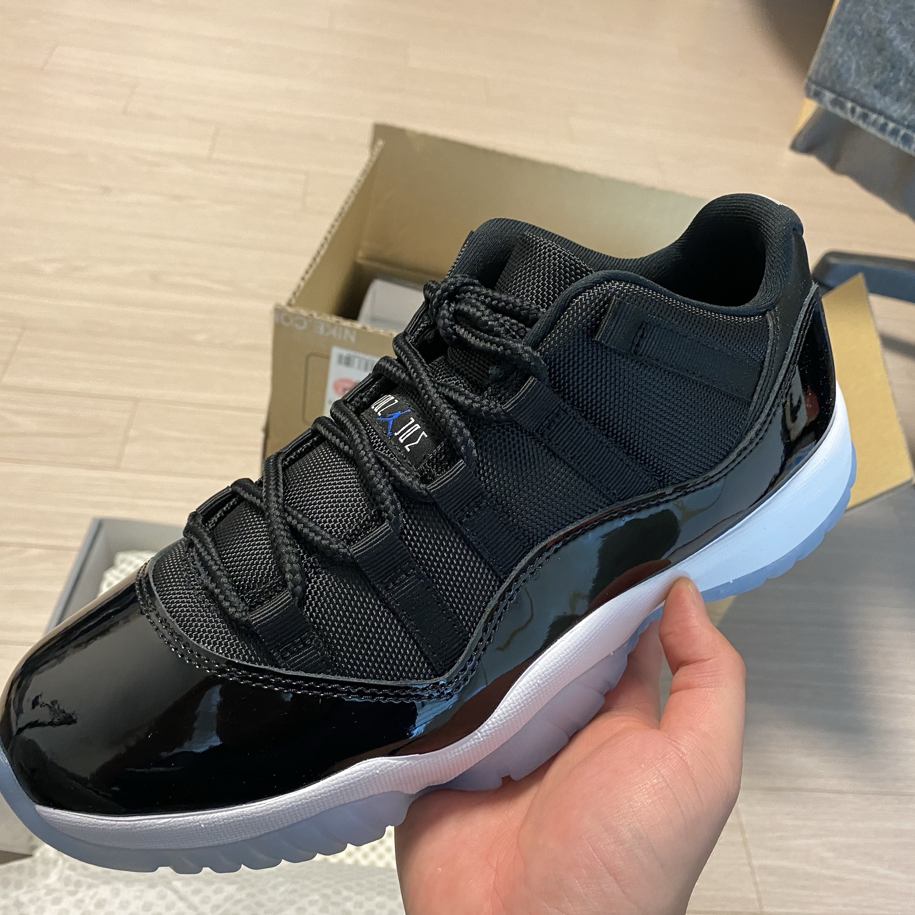 Jordan 11 Retro Low Black and Varsity Royal 착용 스타일 - 1