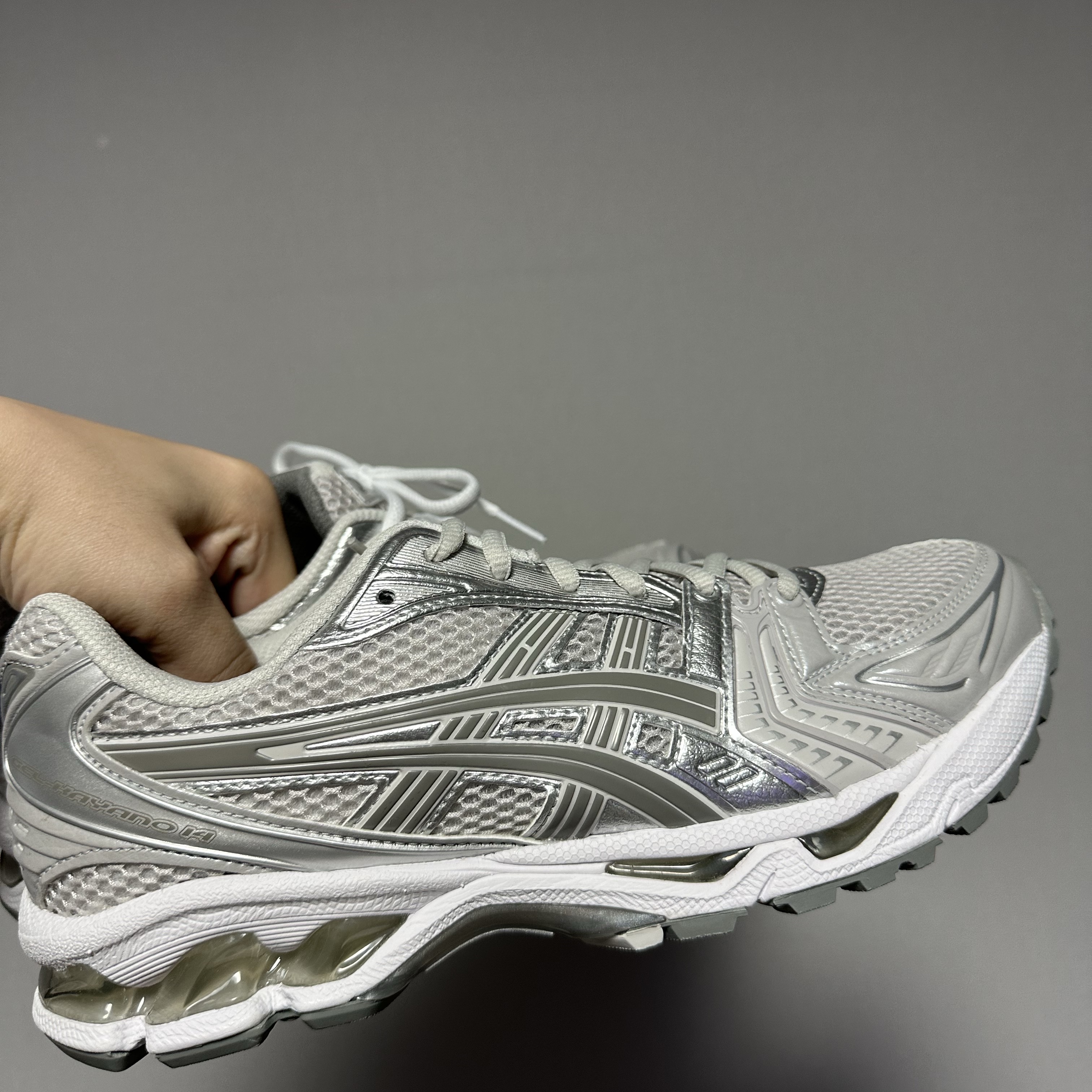 (W) Asics Gel-Kayano 14 Cloud Grey Clay Grey 착용 스타일 - 3