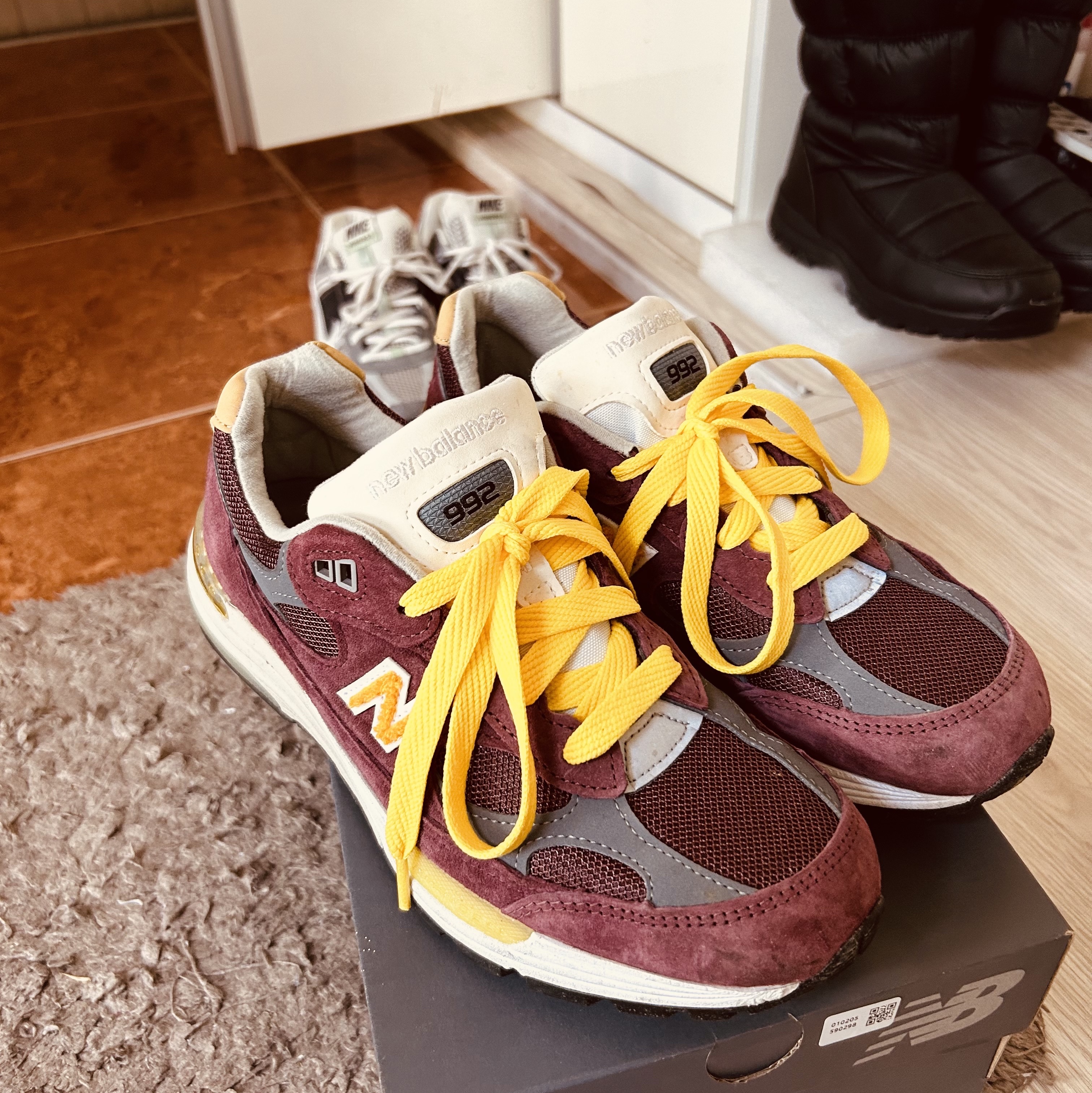 New Balance 992 Made in USA Burgundy Gold 착용 스타일
