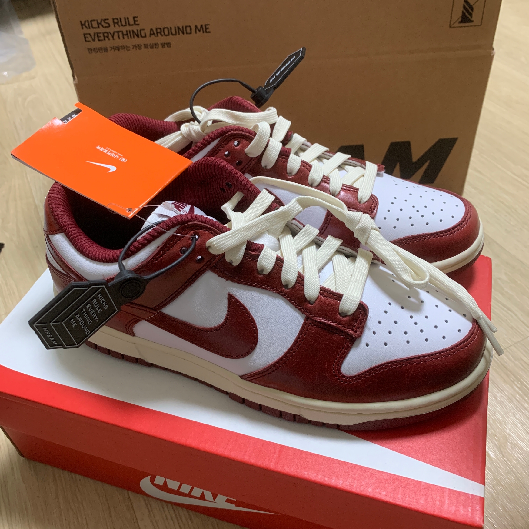 (W) Nike Dunk Low Retro PRM Team Red and White 착용 스타일