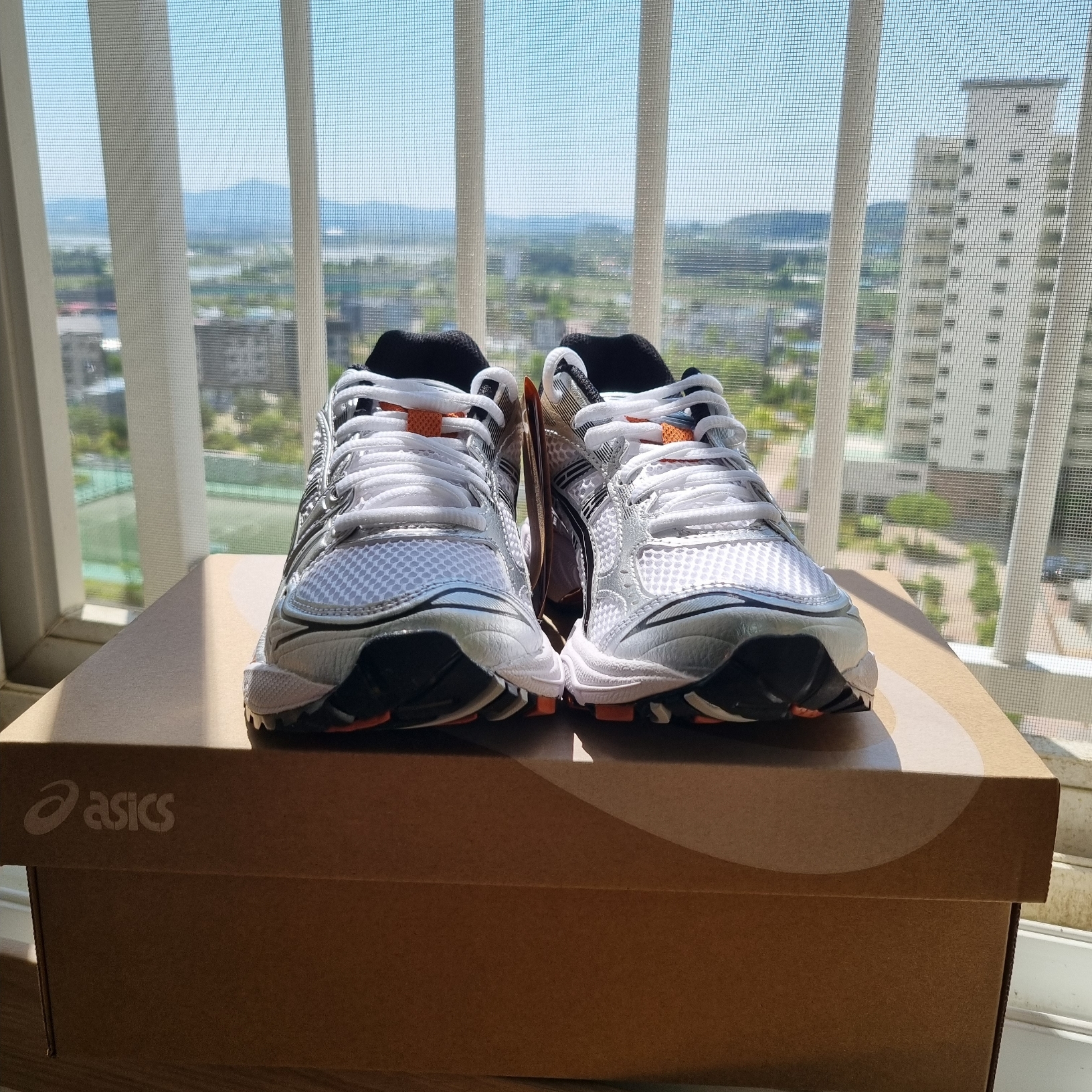 Asics Gel-Kayano 14 White Piquant Orange 착용 스타일 - 1