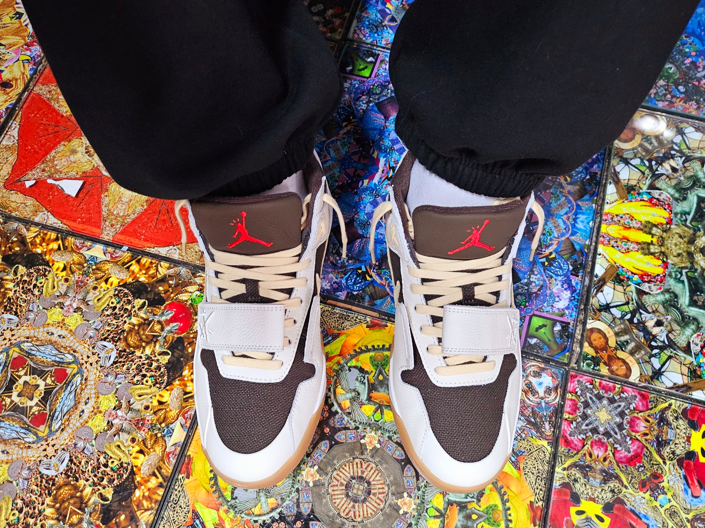 Jordan x Travis Scott Jumpman Jack TR Sail and Dark Mocha 착용 스타일 - 2