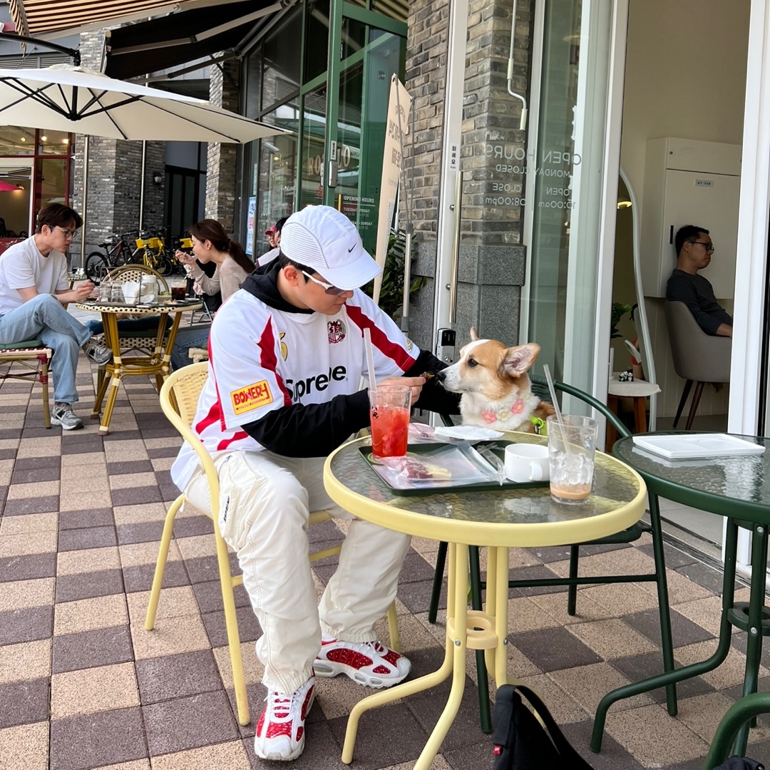 Supreme Hooded Soccer Jersey White - 23FW, Nike x Supreme Air Max Tailwind 4 White 착용 스타일