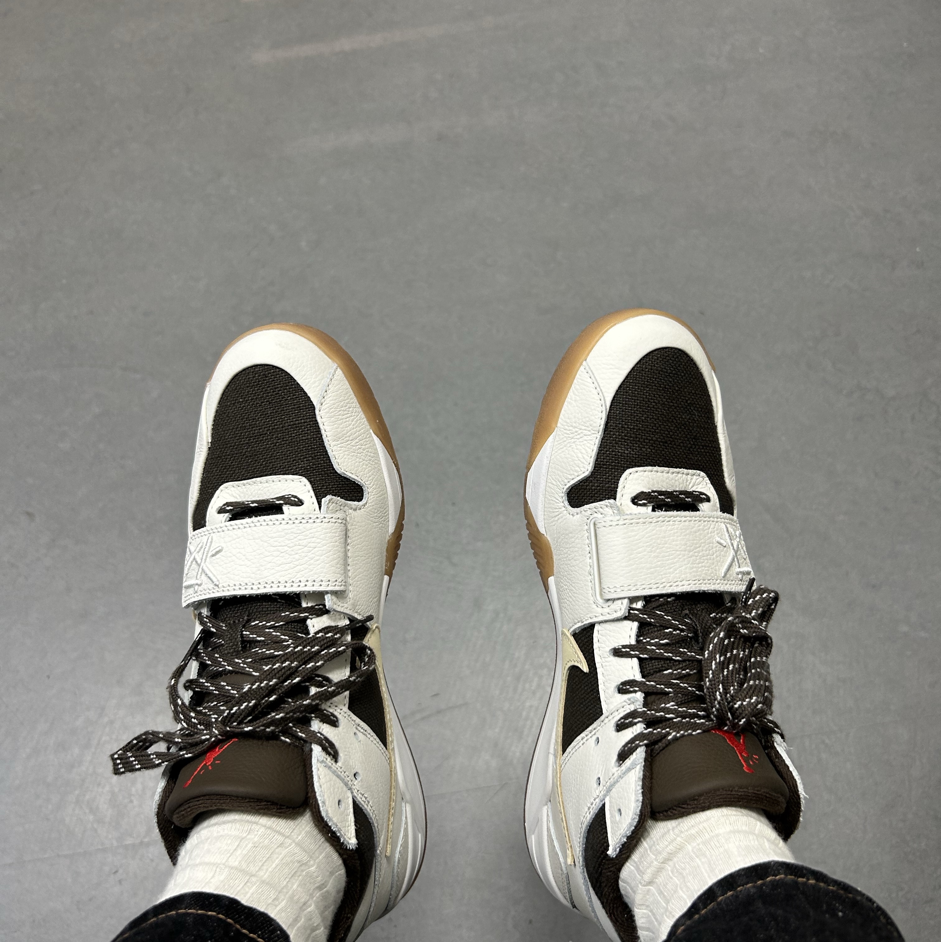 Jordan x Travis Scott Jumpman Jack TR Sail and Dark Mocha 착용 스타일 - 3