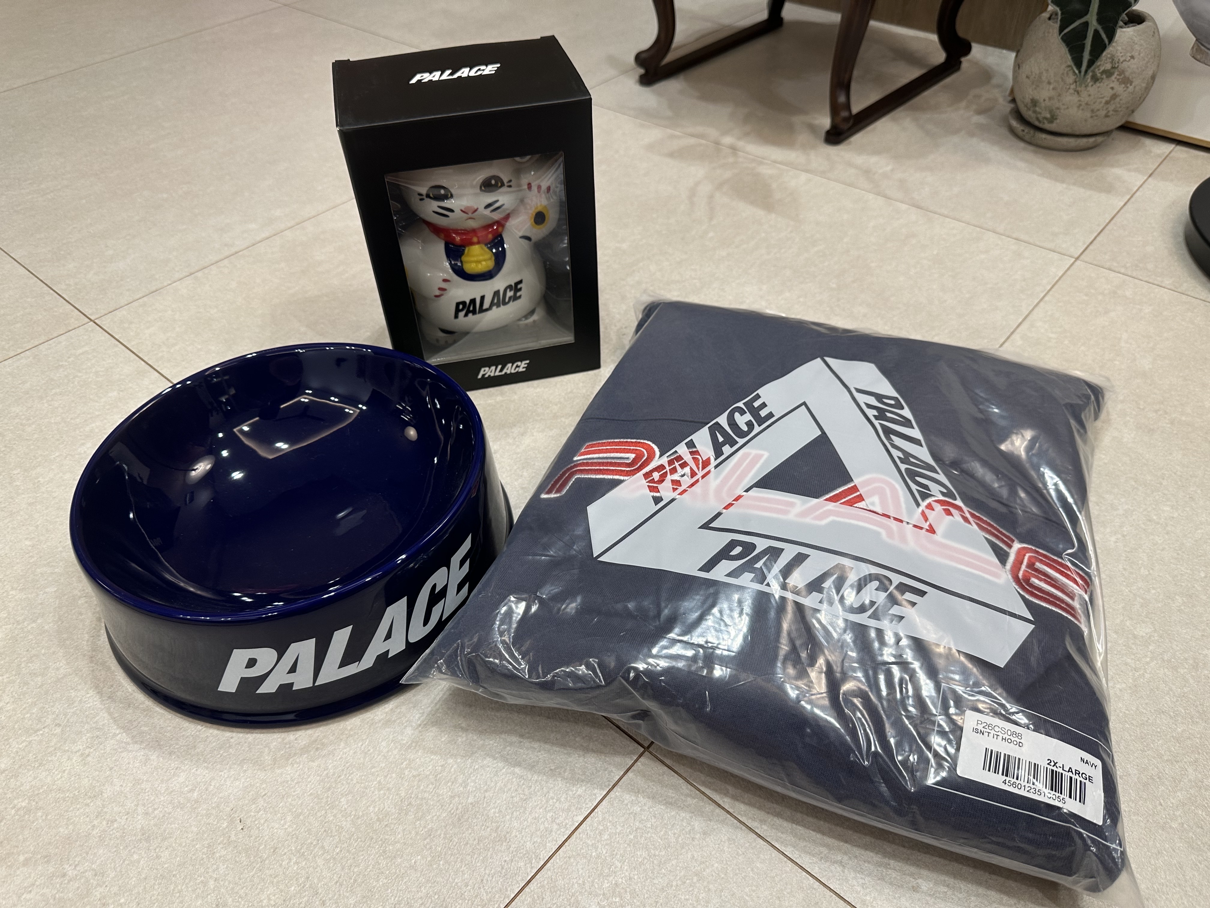 Palace Font Ceramic Dog Bowl Blue - 24SS, Palace Lucky Cat Money Bank White - 24SS 착용 스타일 - 1