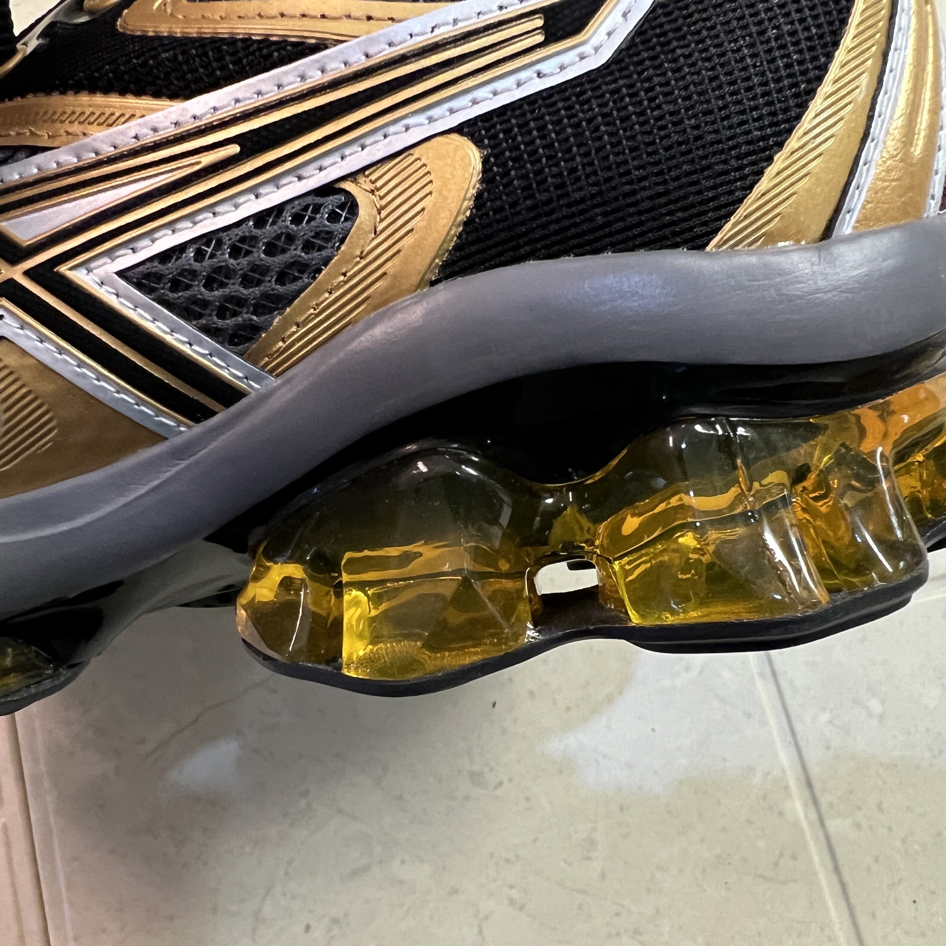 Asics Gel-Quantum Kinetic Carbon Pure Gold 착용 스타일 - 1