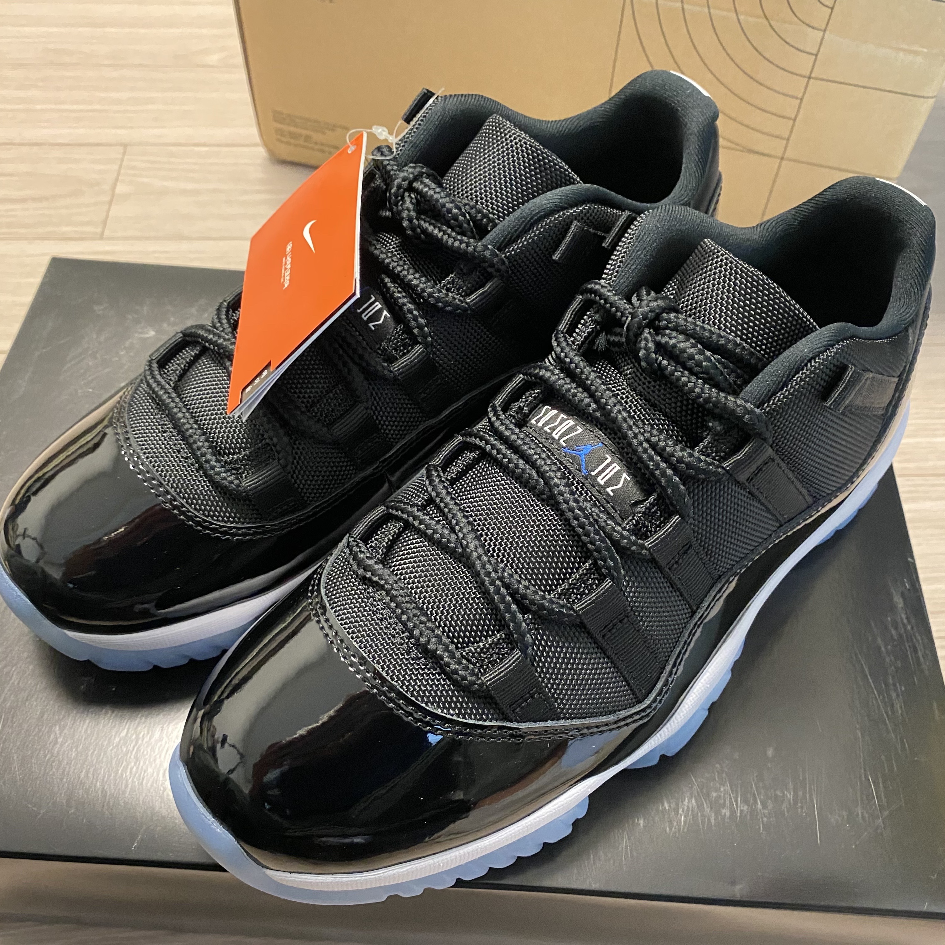 Jordan 11 Retro Low Black and Varsity Royal 착용 스타일 - 3