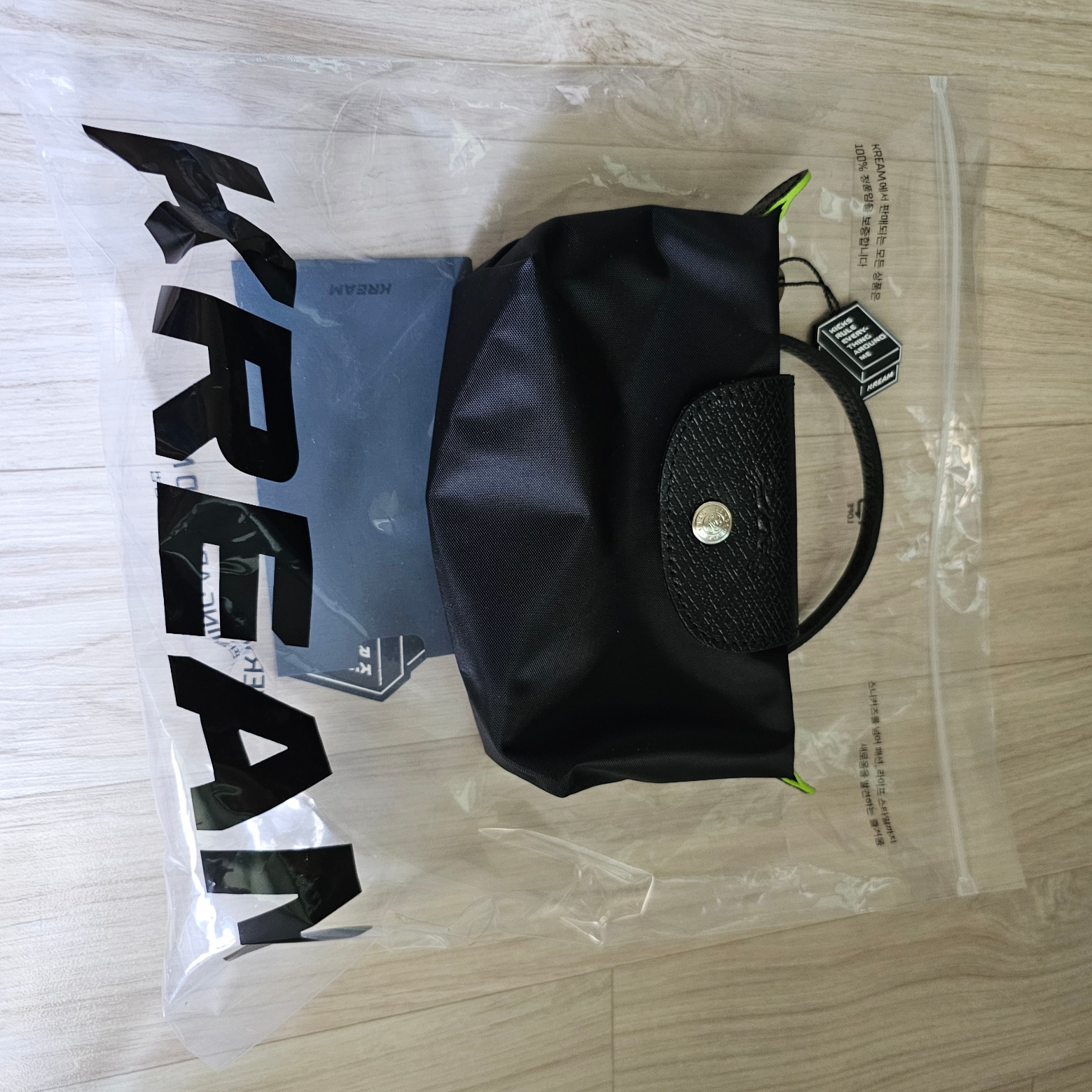 Longchamp Le Pliage Green Handle Pouch Black 착용 스타일