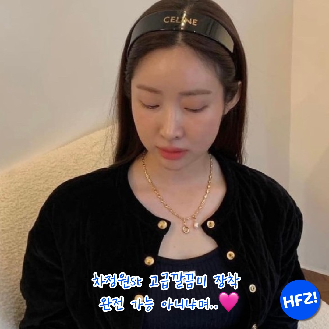 (W) Diesel M-Onerva-Top Cut-Out Knit Top with Logo Plaque Black Black, (W) Diesel M-Onerva-Top Cut-Out Knit Top with Logo Plaque Brown 착용 스타일 - 8