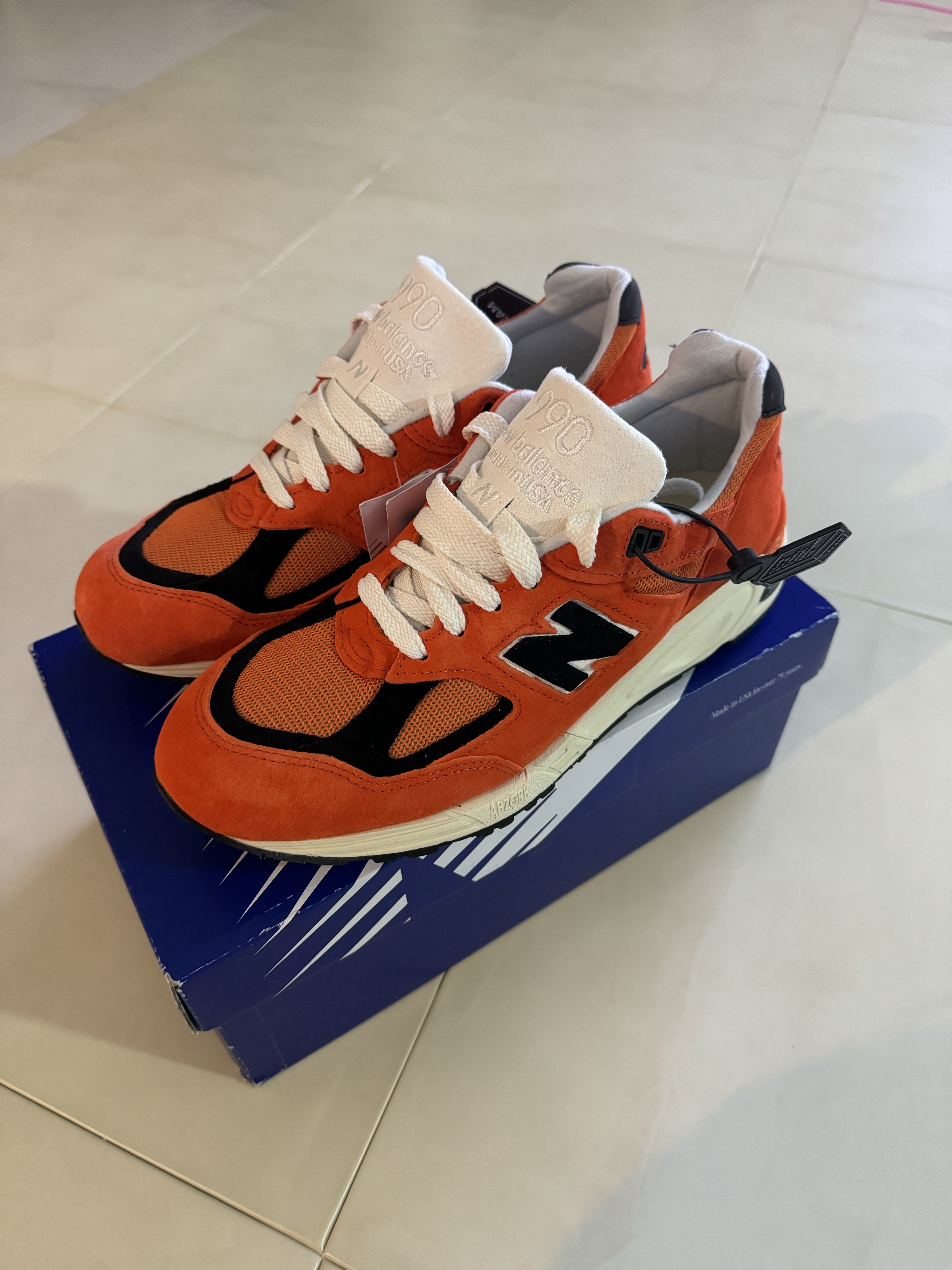New Balance 990v2 Made in USA Marigold Black 착용 스타일 - 1
