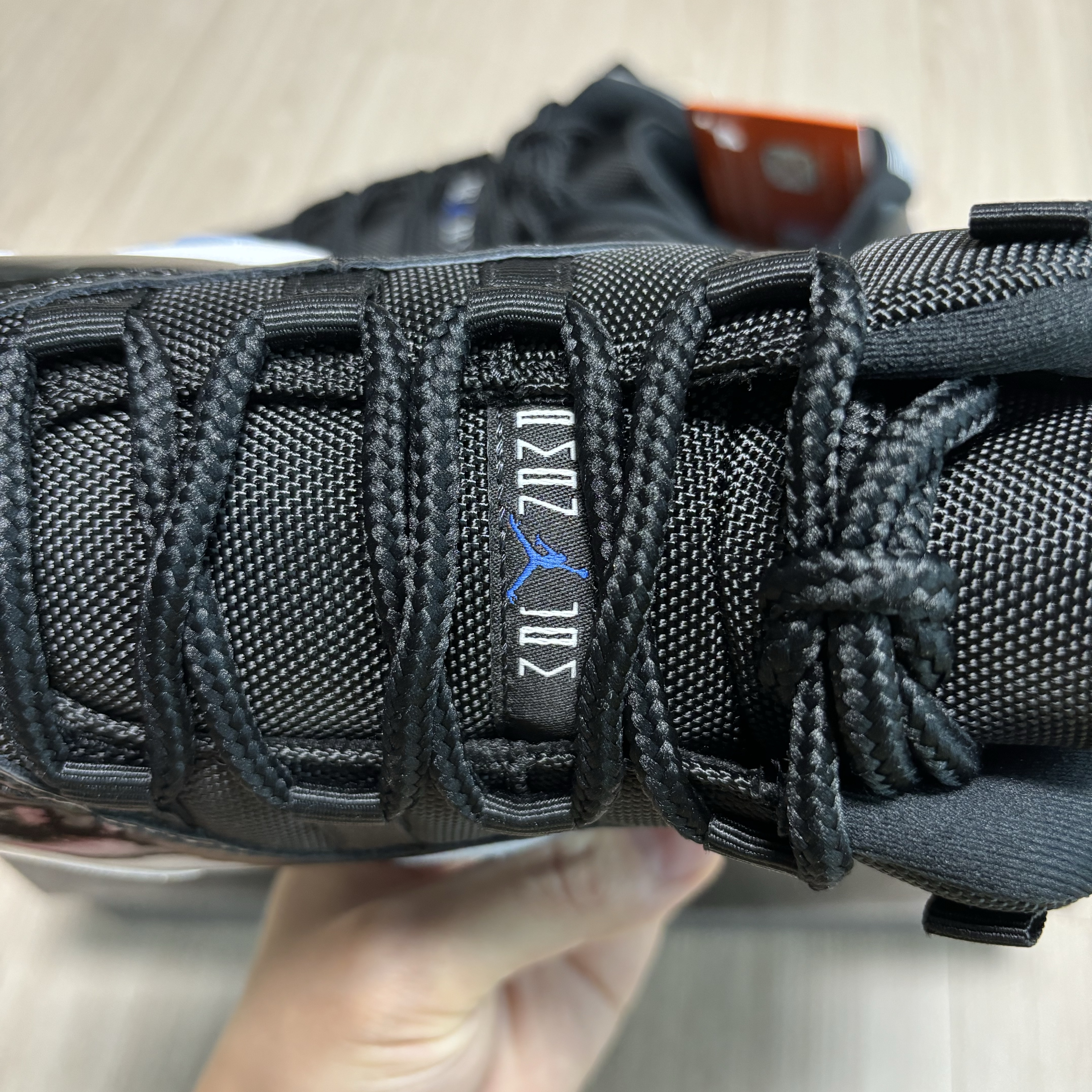 Jordan 11 Retro Low Black and Varsity Royal 착용 스타일 - 5