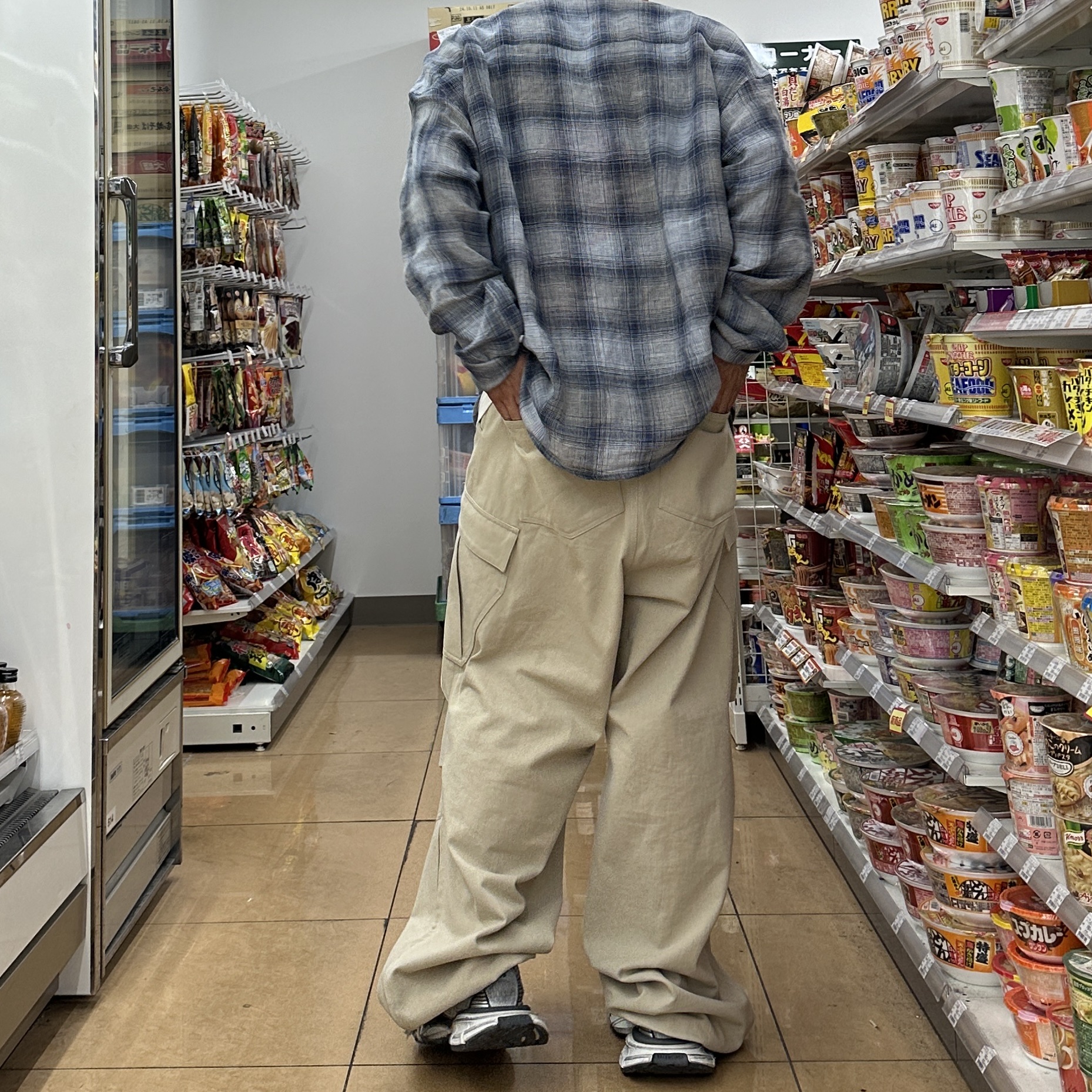 Nonnod Flexible String Check Shirt Japanese Linen Blue, Nonnod Side Zip Cargo Pants Beige 착용 스타일 - 2