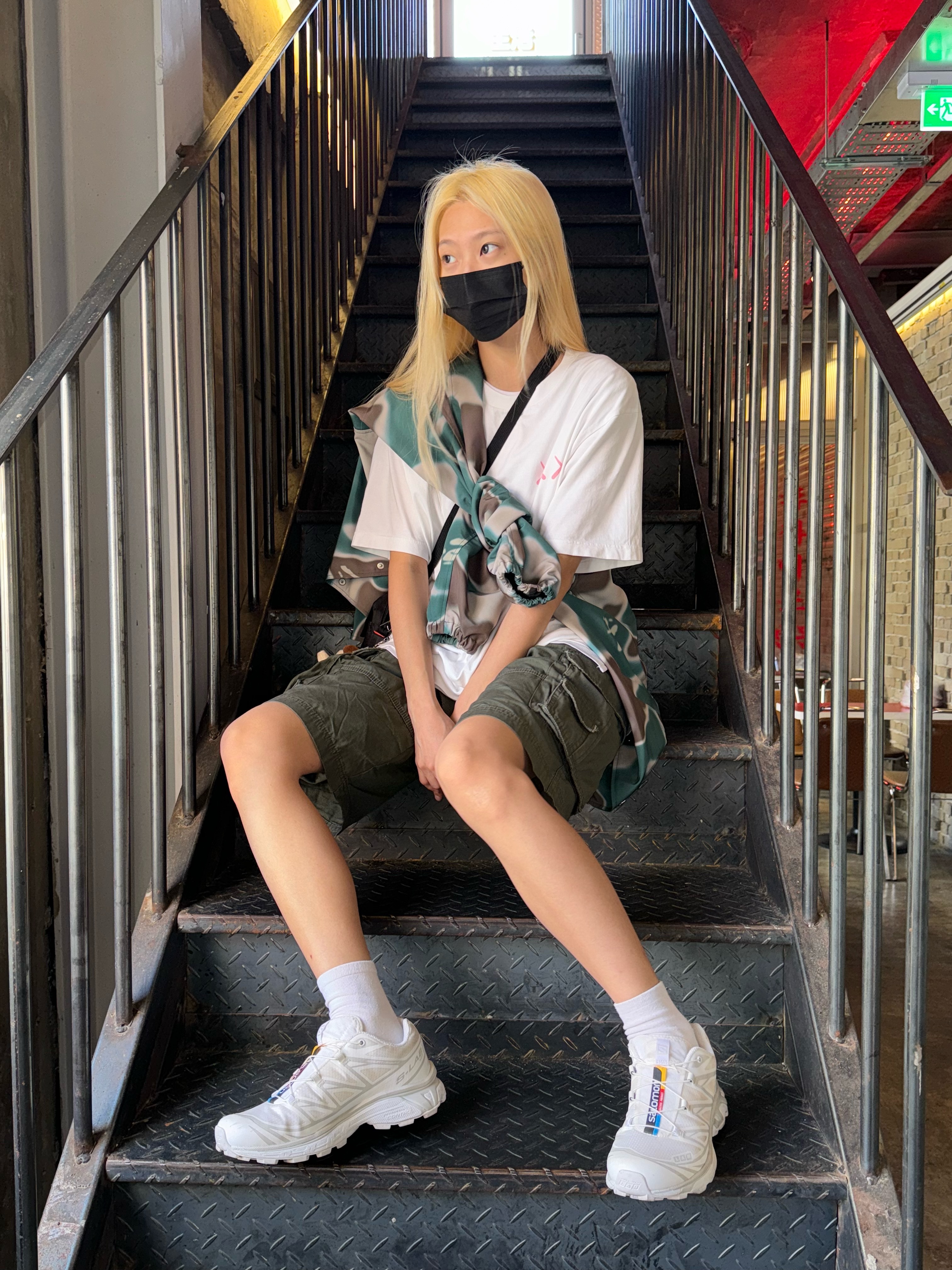 Uniqlo UT x Kaws Short Sleeve Graphic T-Shirt White, Salomon XT-6 ADV White 착용 스타일 - 1