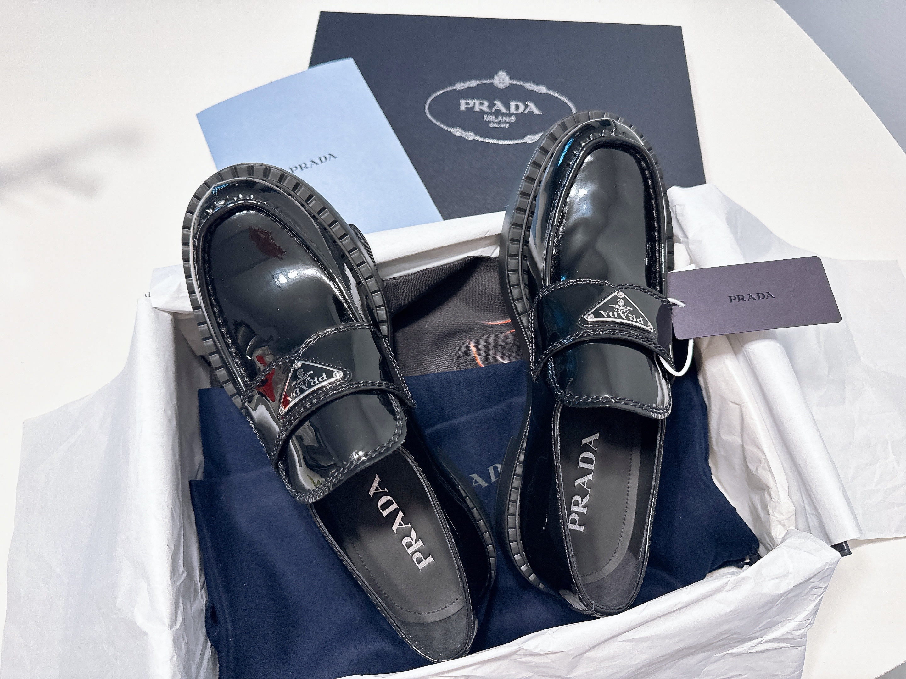 Prada Patent Leather Loafers Black 착용 스타일