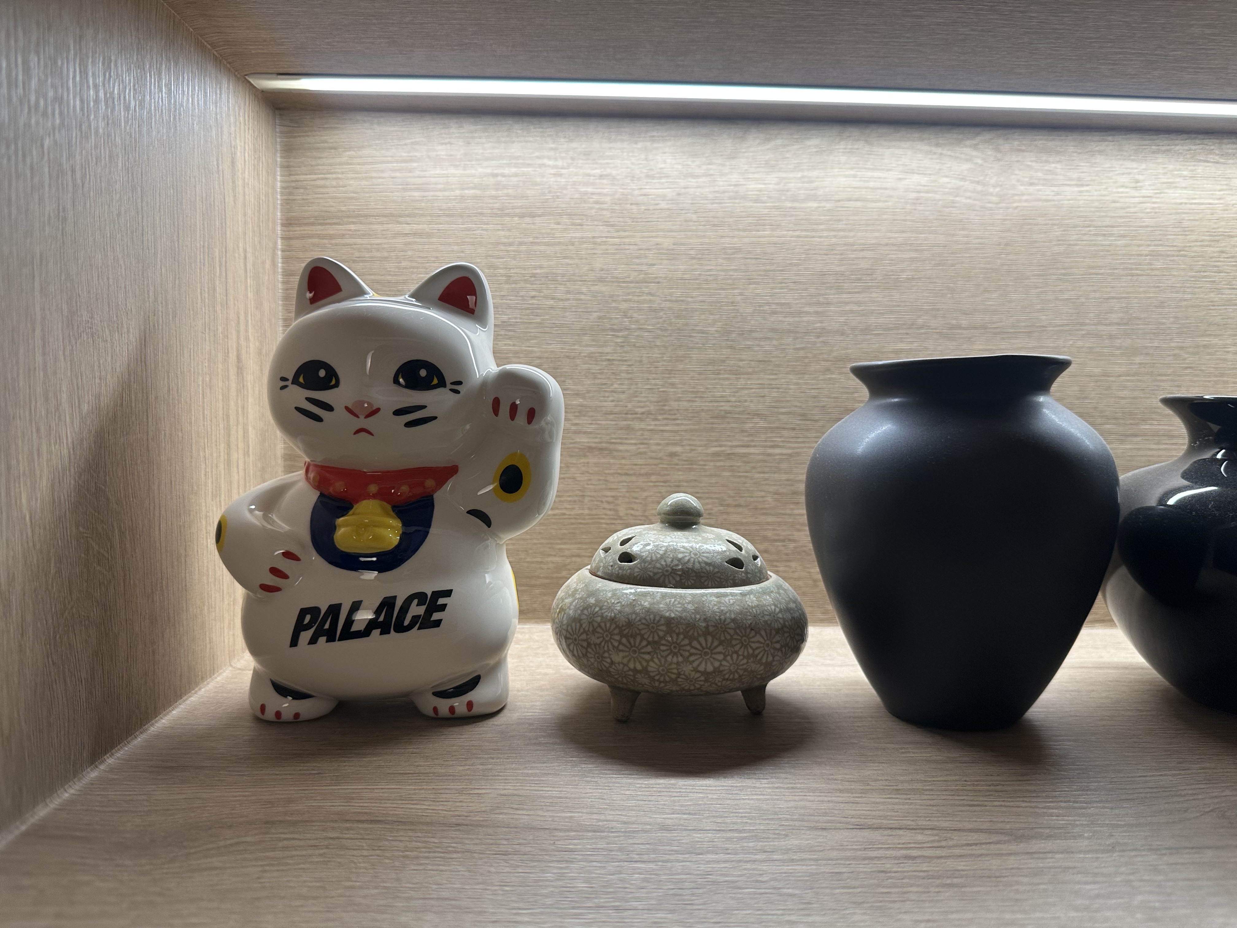 Palace Font Ceramic Dog Bowl Blue - 24SS, Palace Lucky Cat Money Bank White - 24SS 착용 스타일 - 3