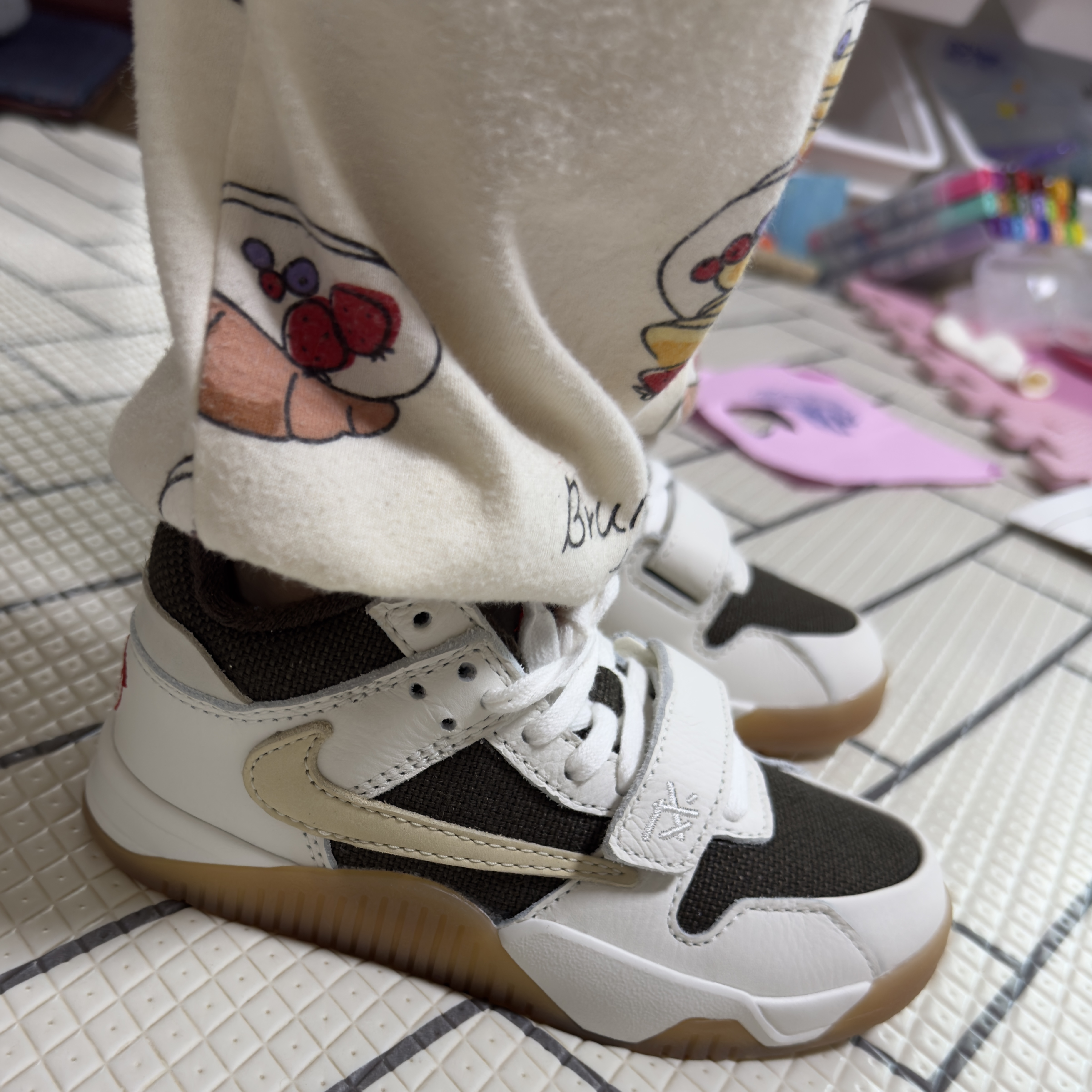 (PS) Jordan x Travis Scott Jumpman Jack TR Sail and Dark Mocha 착용 스타일 - 1