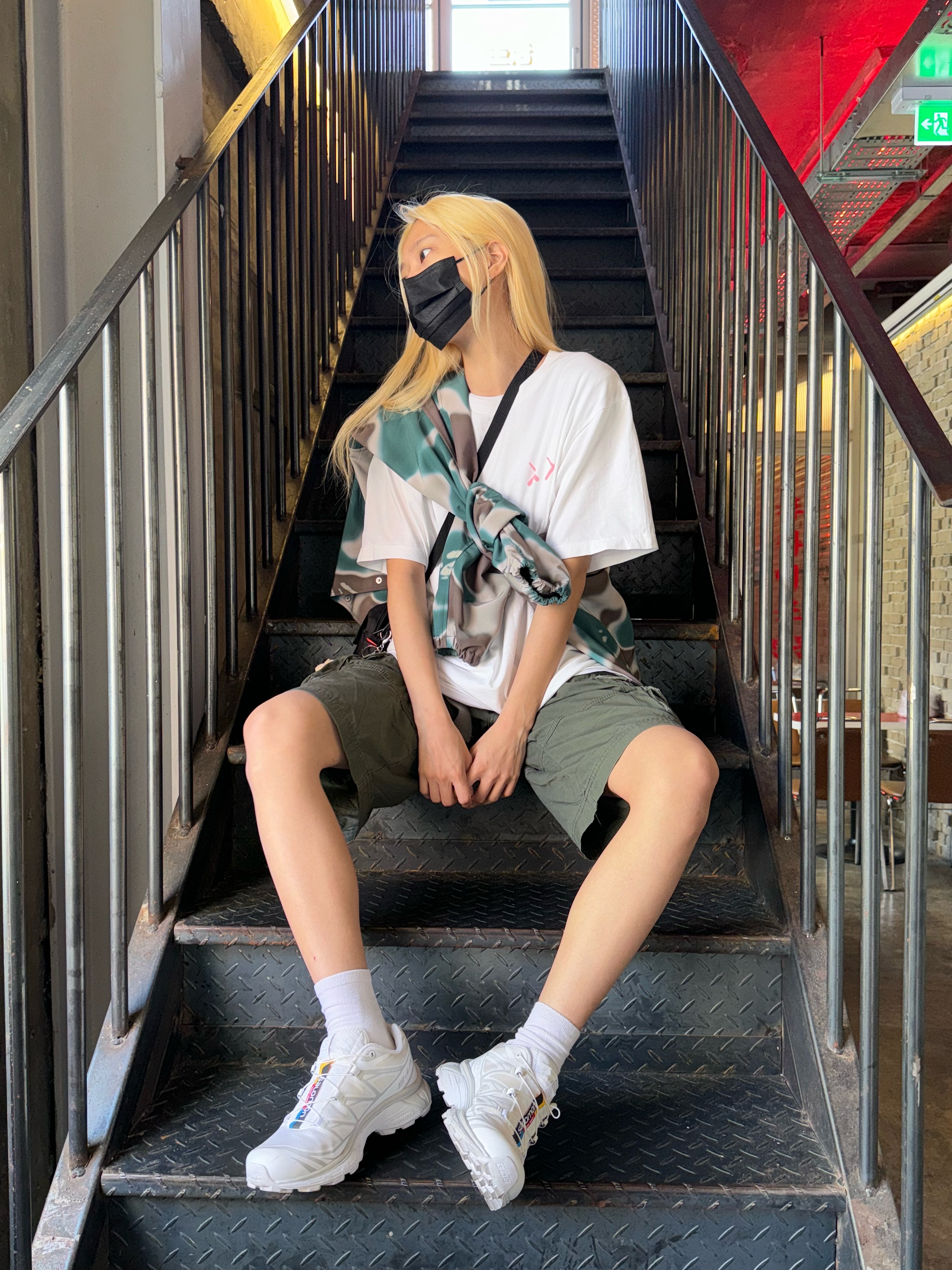 Uniqlo UT x Kaws Short Sleeve Graphic T-Shirt White, Salomon XT-6 ADV White 착용 스타일 - 3
