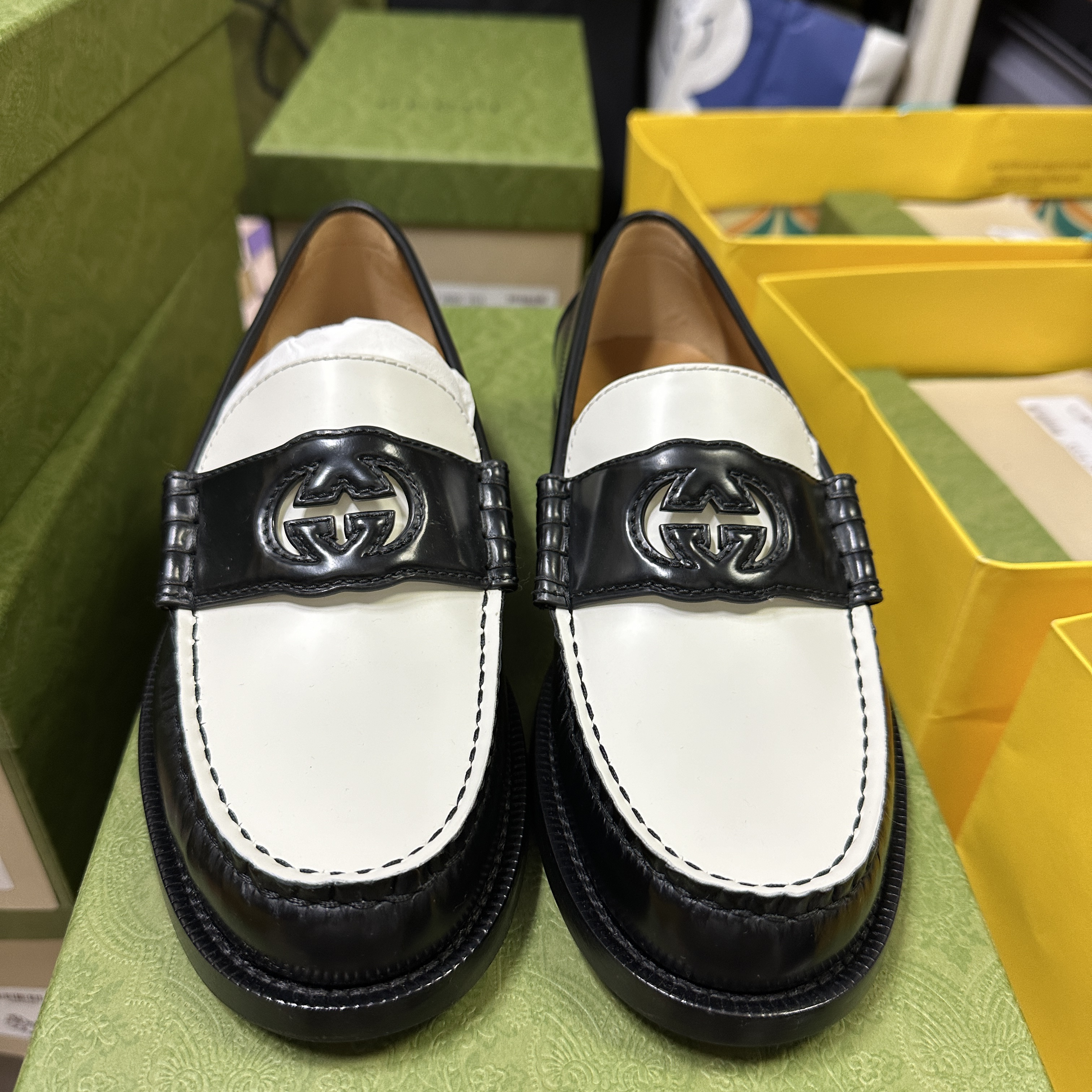 (W) Gucci Interlocking G Loafer Black White Leather 착용 스타일 - 1