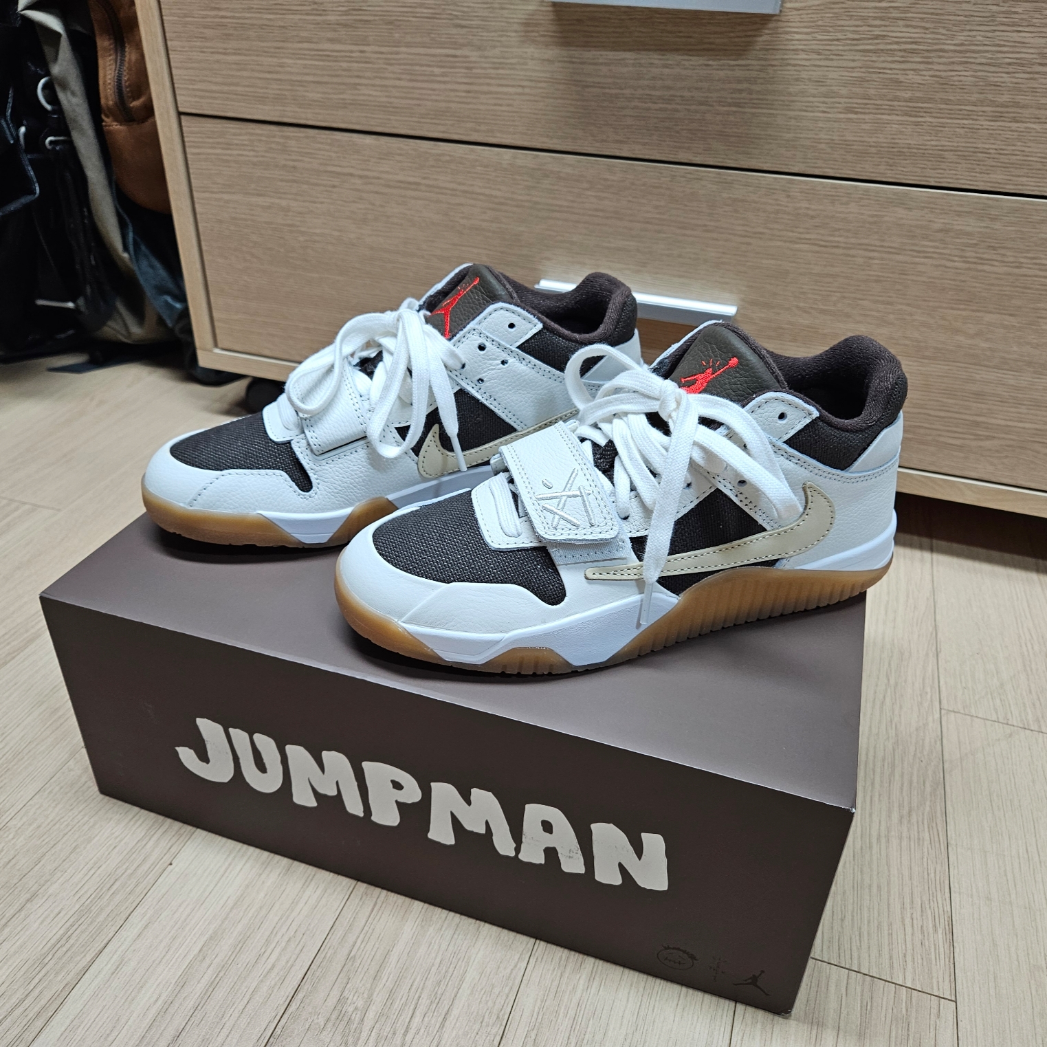 Jordan x Travis Scott Jumpman Jack TR Sail and Dark Mocha 착용 스타일 - 2