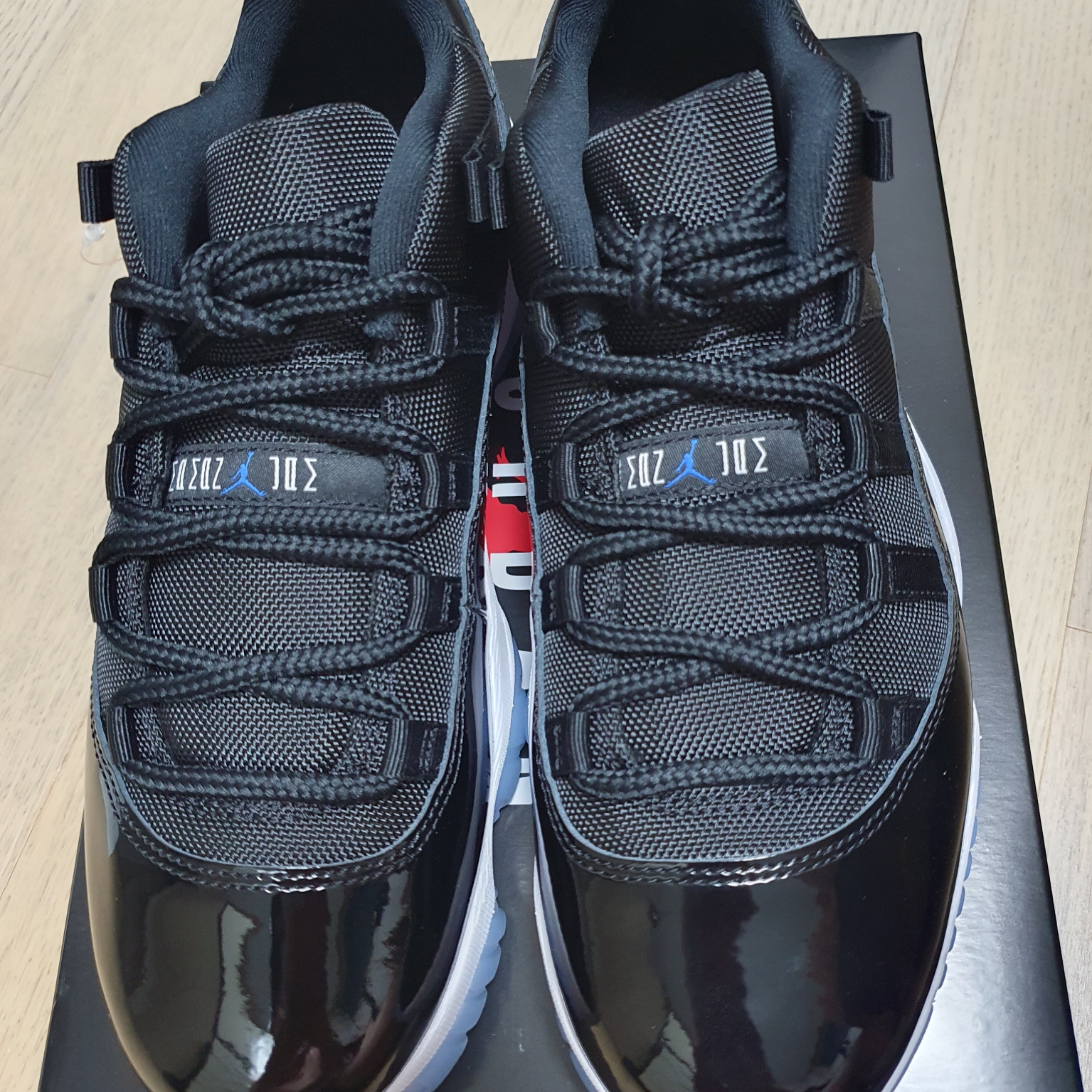 Jordan 11 Retro Low Black and Varsity Royal 착용 스타일 - 2