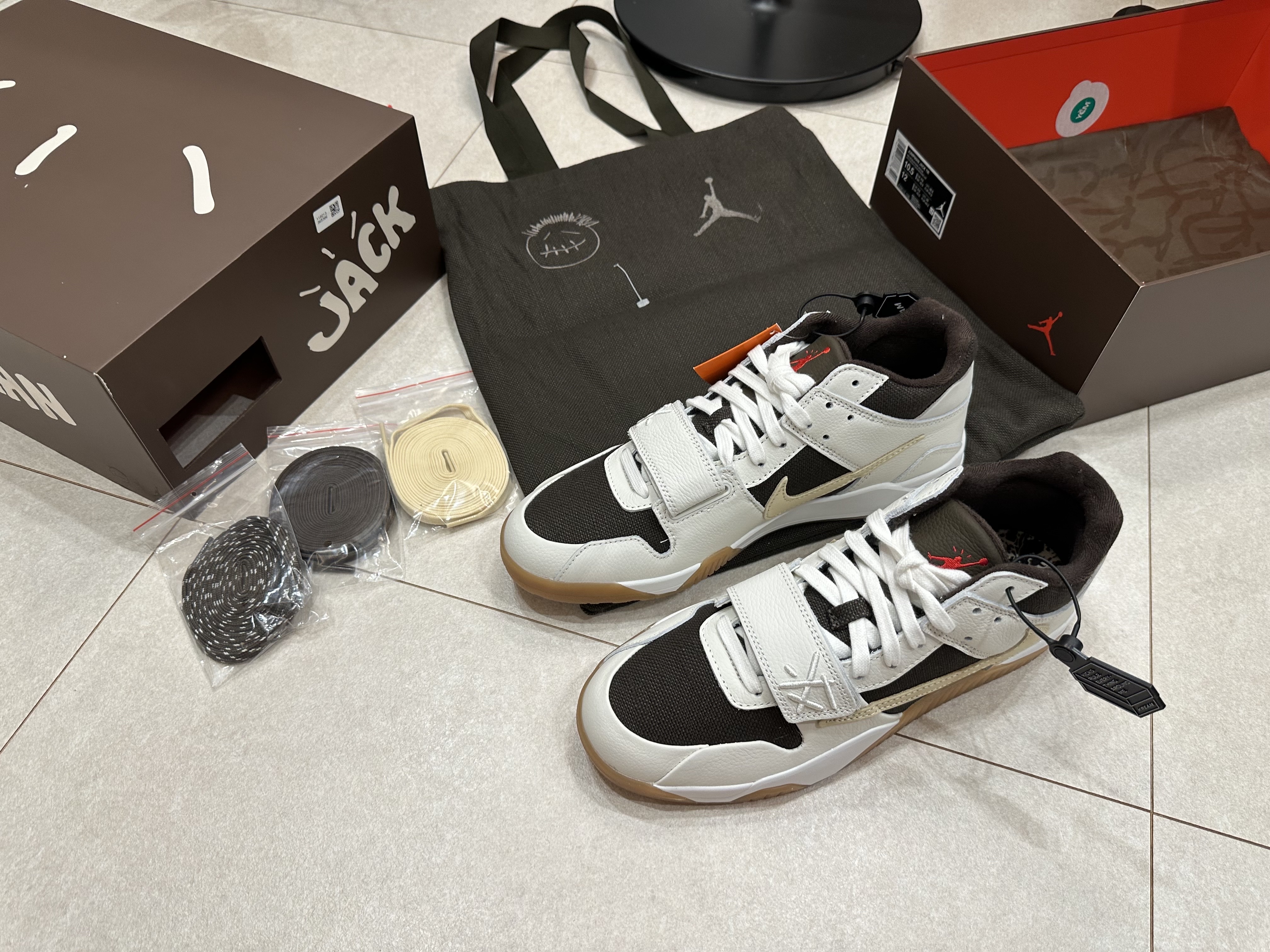 Jordan x Travis Scott Jumpman Jack TR Sail and Dark Mocha, Jordan x Travis Scott T-Shirts Black (DZ5514-011) 착용 스타일 - 2
