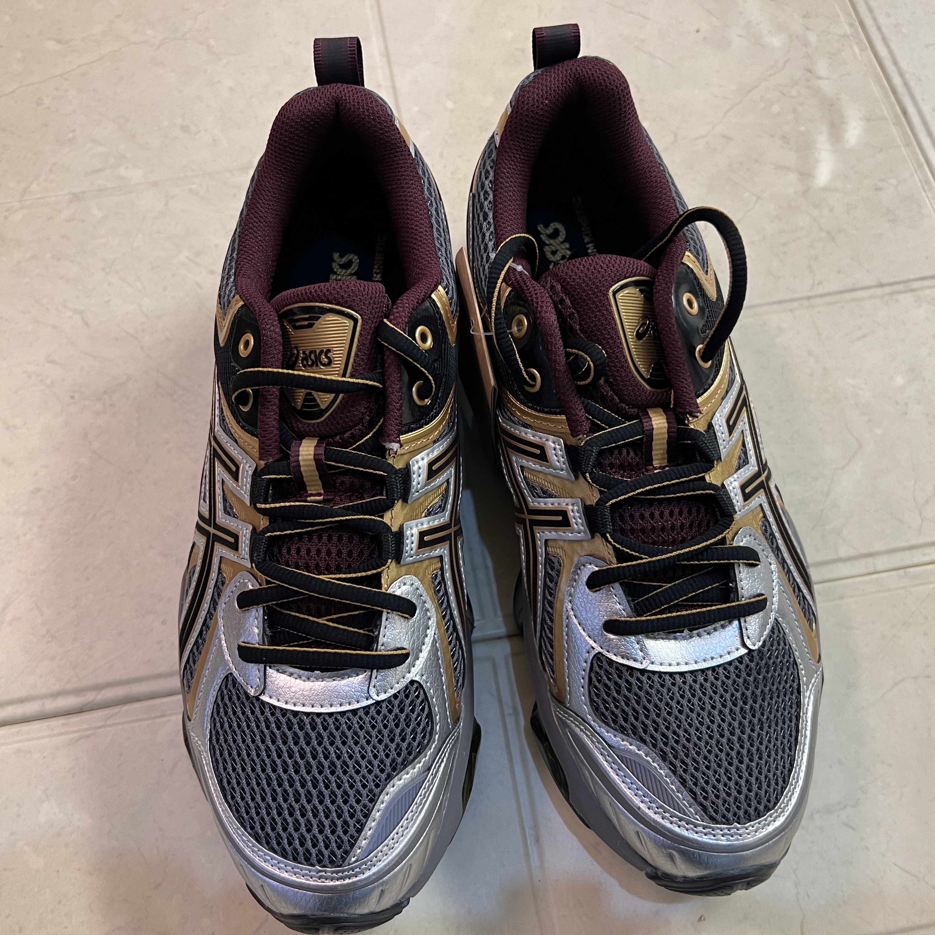 Asics Gel-Quantum Kinetic Carbon Pure Gold 착용 스타일 - 3